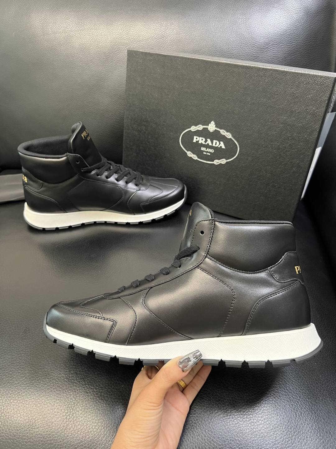 PRADA 高品质 顶级工艺品 普拉达 专柜同步 原厂配置，意大利进口原版牛皮面料，透气舒适进口水染牛里