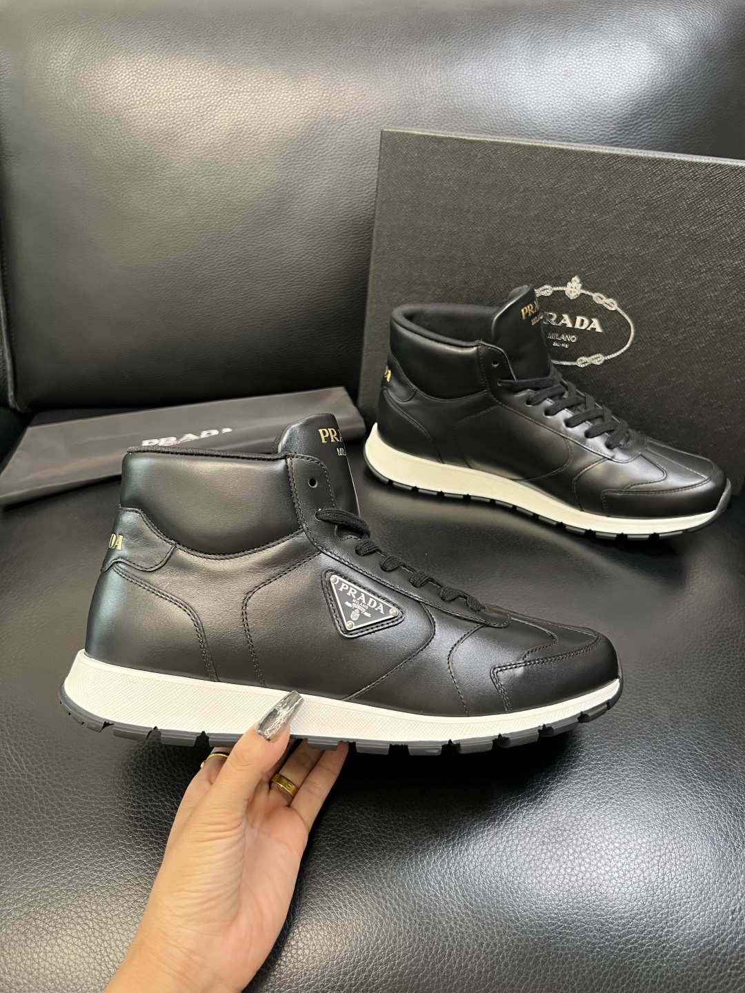 PRADA 高品质 顶级工艺品 普拉达 专柜同步 原厂配置，意大利进口原版牛皮面料，透气舒适进口水染牛里