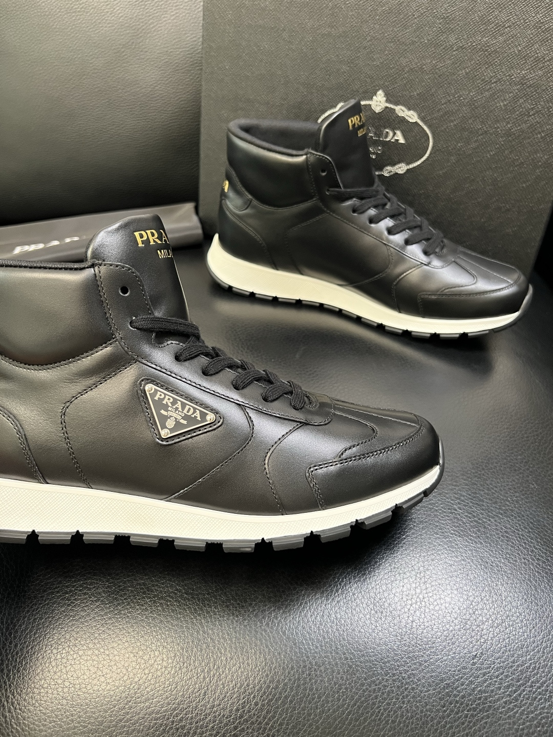 PRADA 高品质 顶级工艺品 普拉达 专柜同步 原厂配置，意大利进口原版牛皮面料，透气舒适进口水染牛里