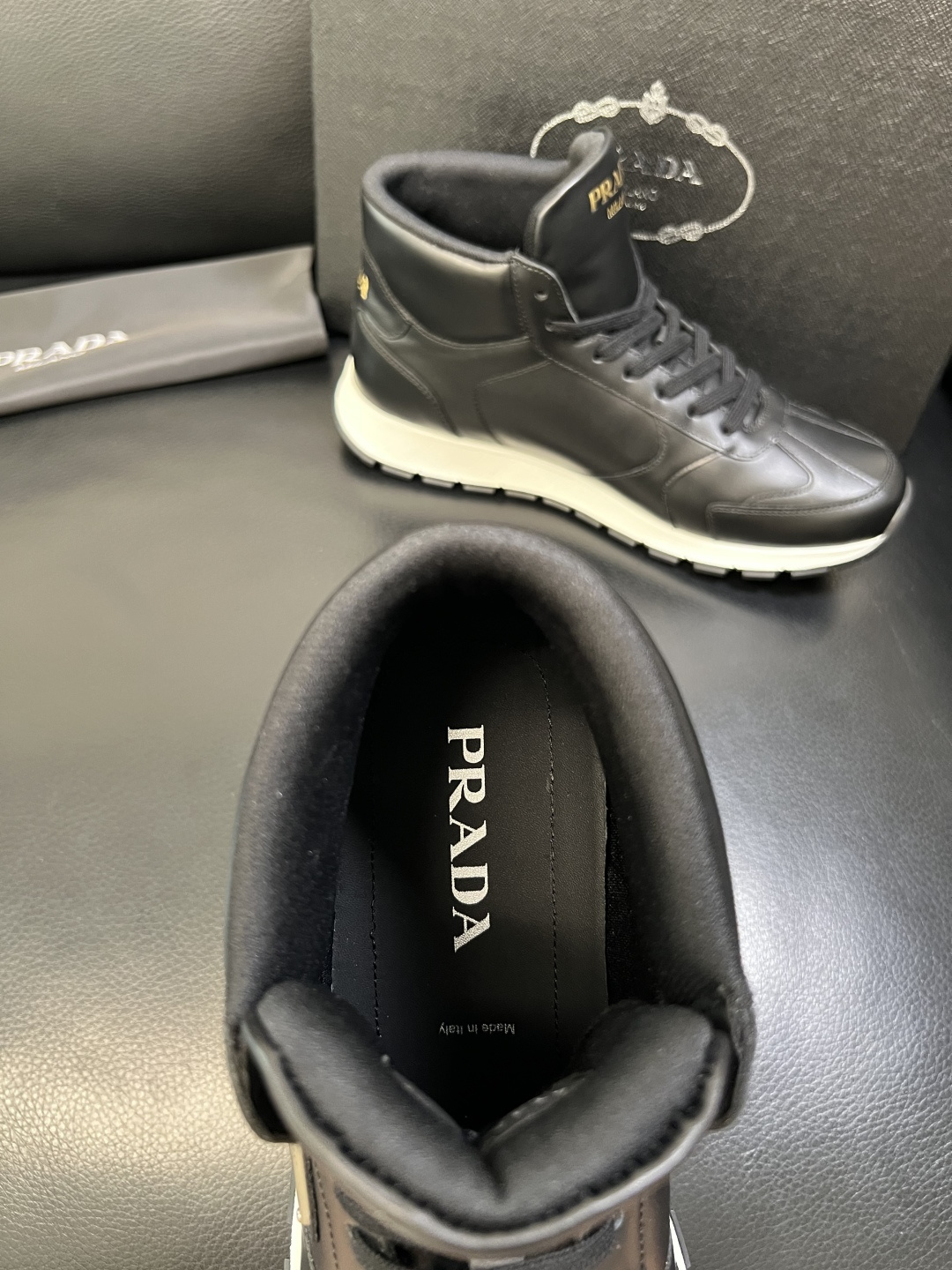 PRADA 高品质 顶级工艺品 普拉达 专柜同步 原厂配置，意大利进口原版牛皮面料，透气舒适进口水染牛里