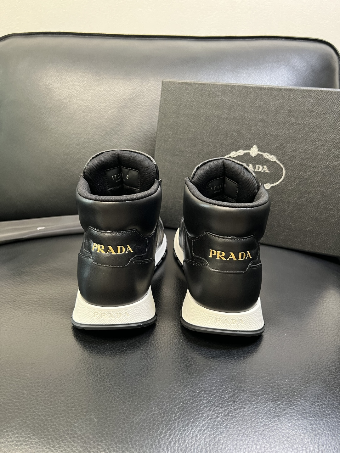PRADA 高品质 顶级工艺品 普拉达 专柜同步 原厂配置，意大利进口原版牛皮面料，透气舒适进口水染牛里