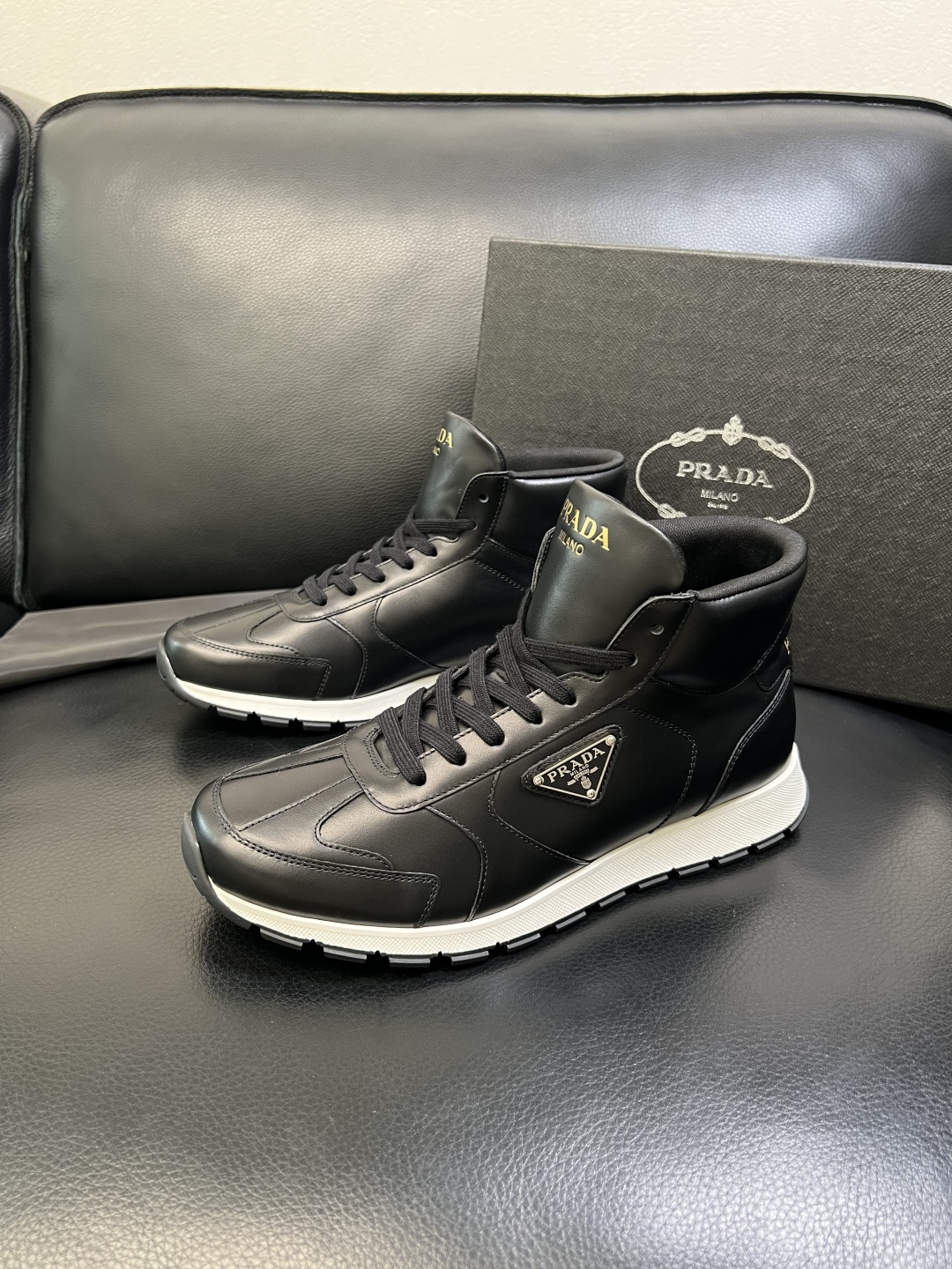 PRADA 高品质 顶级工艺品 普拉达 专柜同步 原厂配置，意大利进口原版牛皮面料，透气舒适进口水染牛里