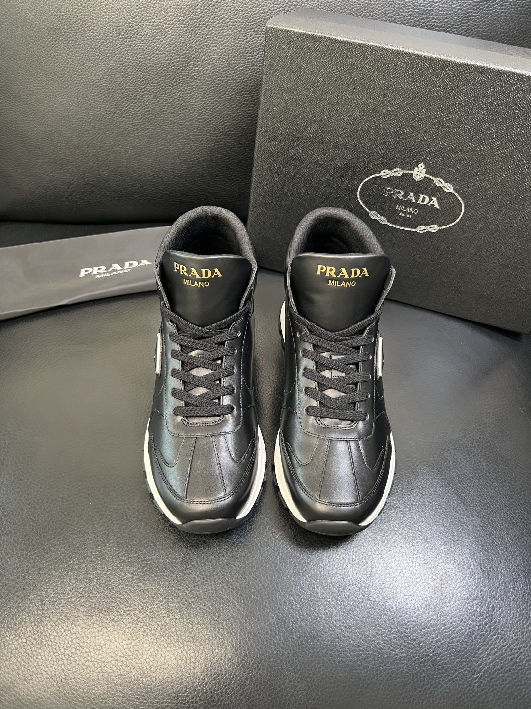 PRADA 高品质 顶级工艺品 普拉达 专柜同步 原厂配置，意大利进口原版牛皮面料，透气舒适进口水染牛里