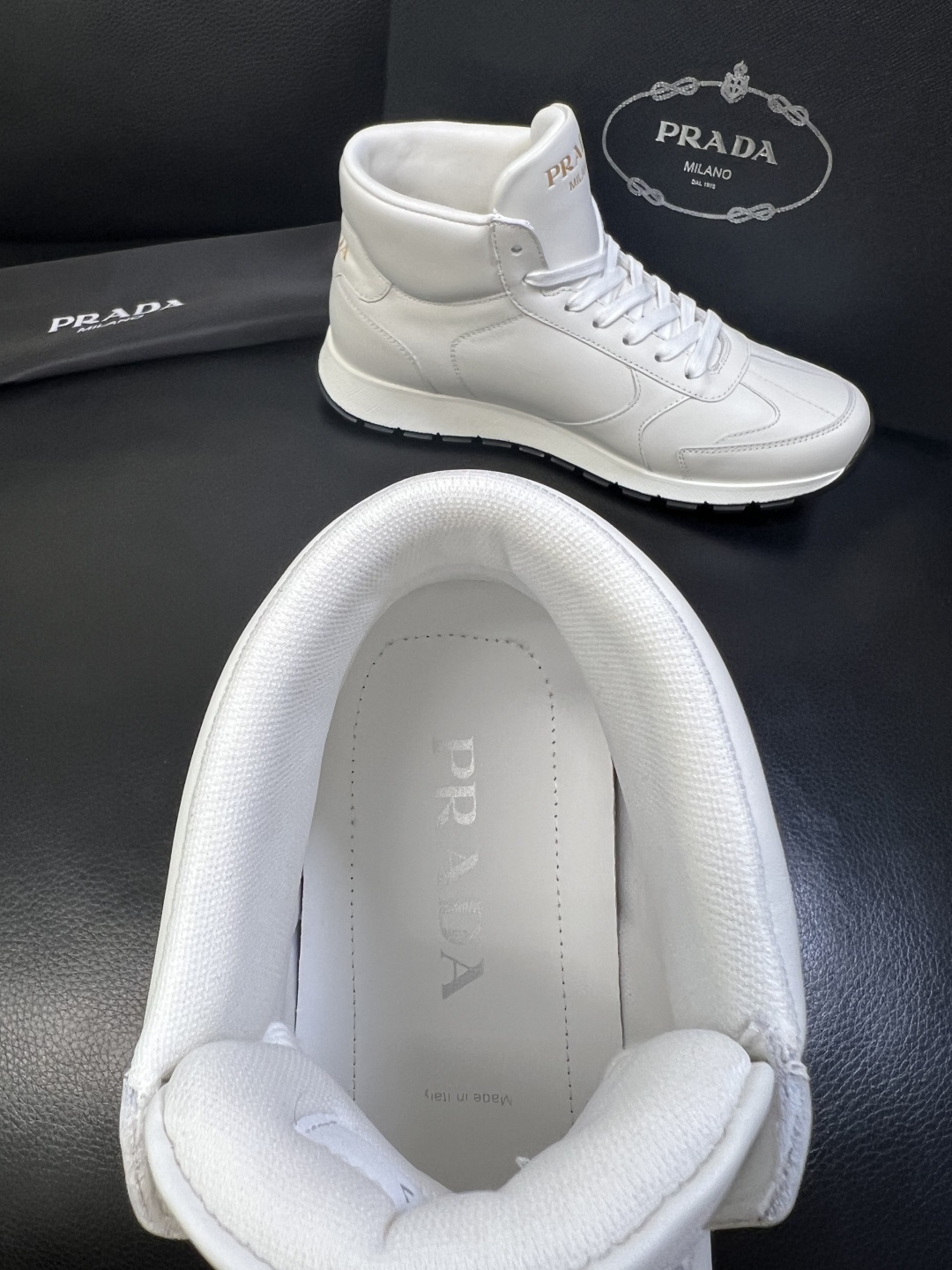 PRADA 高品质 顶级工艺品 普拉达 专柜同步 原厂配置，意大利进口原版牛皮面料，透气舒适进口水染牛里