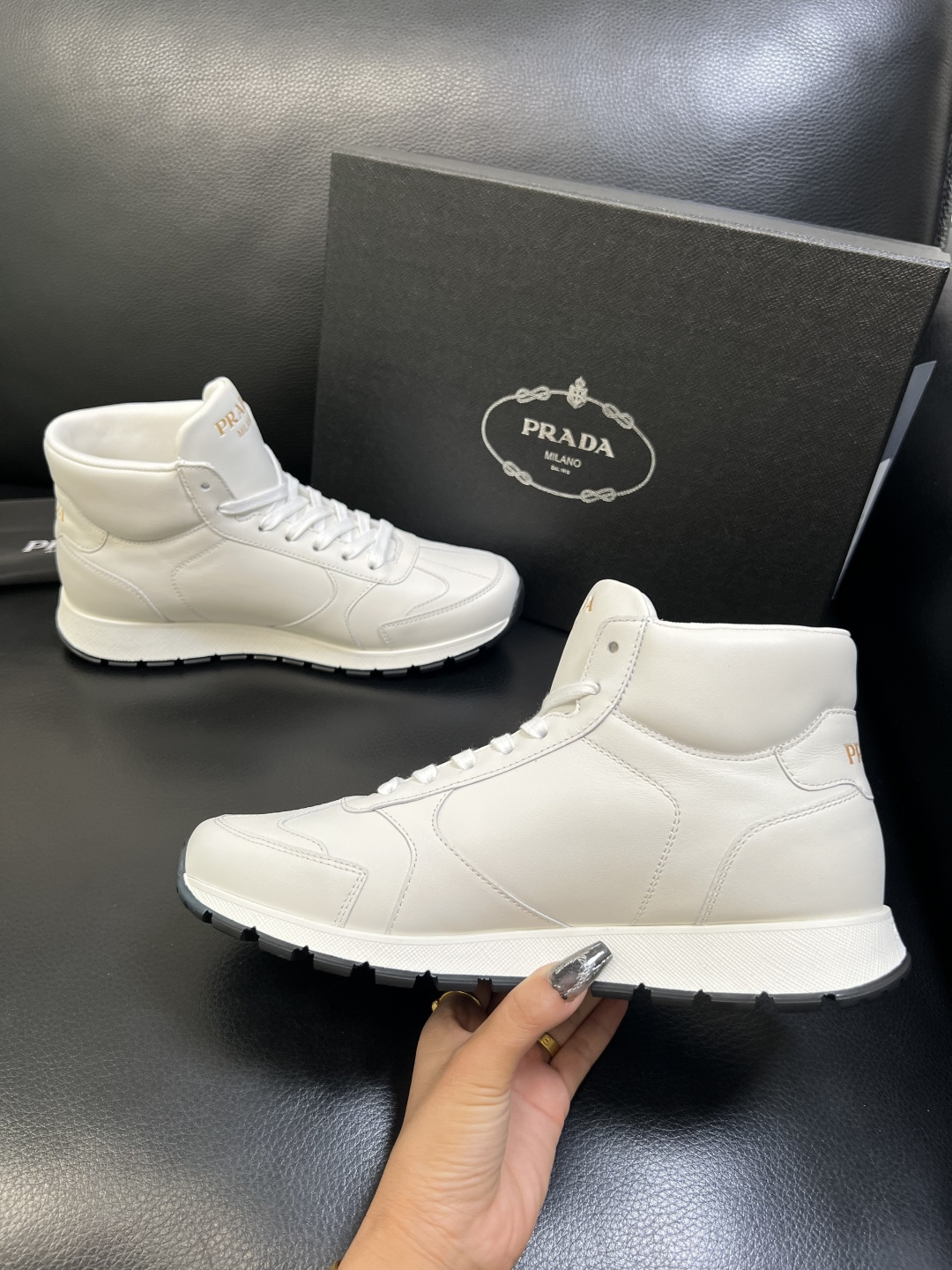 PRADA 高品质 顶级工艺品 普拉达 专柜同步 原厂配置，意大利进口原版牛皮面料，透气舒适进口水染牛里