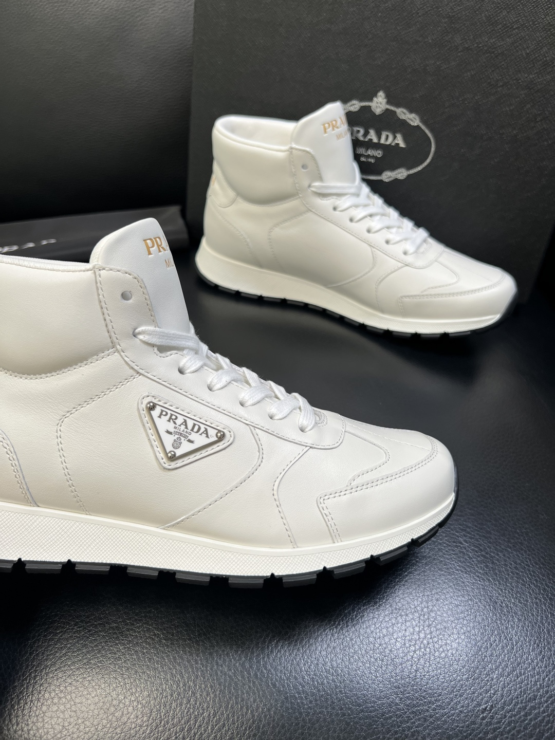 PRADA 高品质 顶级工艺品 普拉达 专柜同步 原厂配置，意大利进口原版牛皮面料，透气舒适进口水染牛里