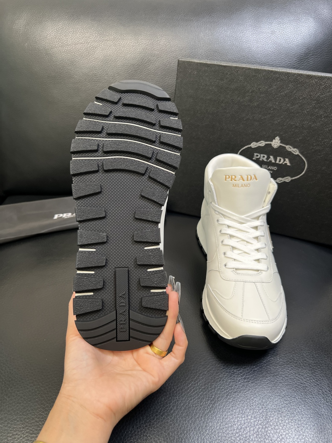 PRADA 高品质 顶级工艺品 普拉达 专柜同步 原厂配置，意大利进口原版牛皮面料，透气舒适进口水染牛里