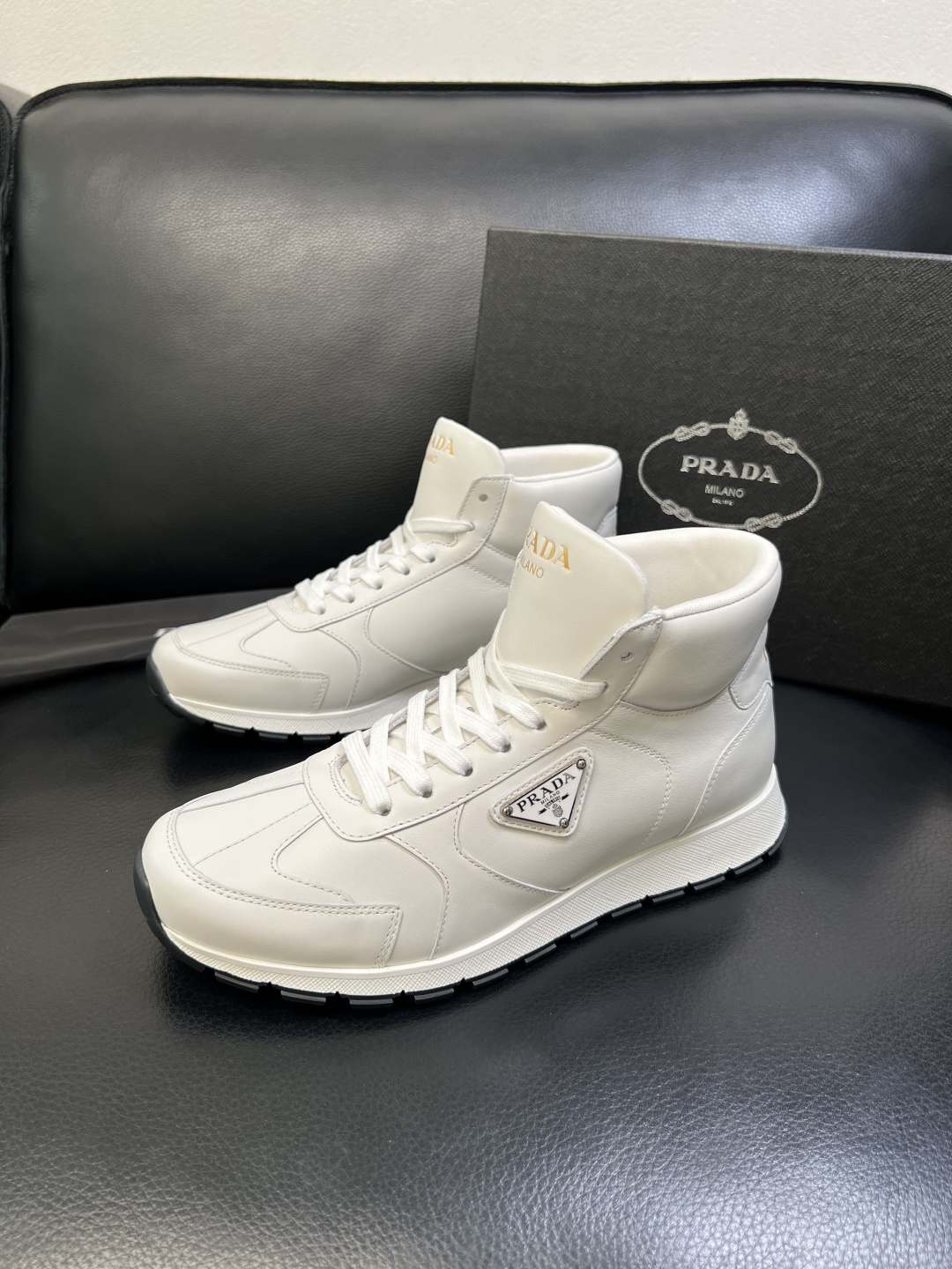 PRADA 高品质 顶级工艺品 普拉达 专柜同步 原厂配置，意大利进口原版牛皮面料，透气舒适进口水染牛里