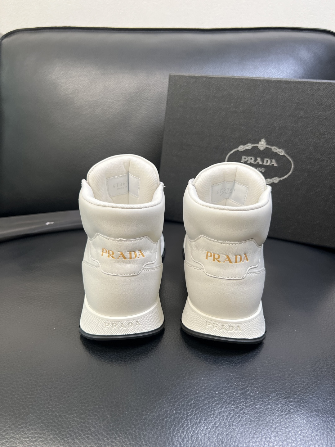 PRADA 高品质 顶级工艺品 普拉达 专柜同步 原厂配置，意大利进口原版牛皮面料，透气舒适进口水染牛里