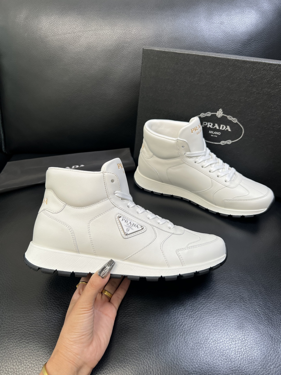 PRADA 高品质 顶级工艺品 普拉达 专柜同步 原厂配置，意大利进口原版牛皮面料，透气舒适进口水染牛里