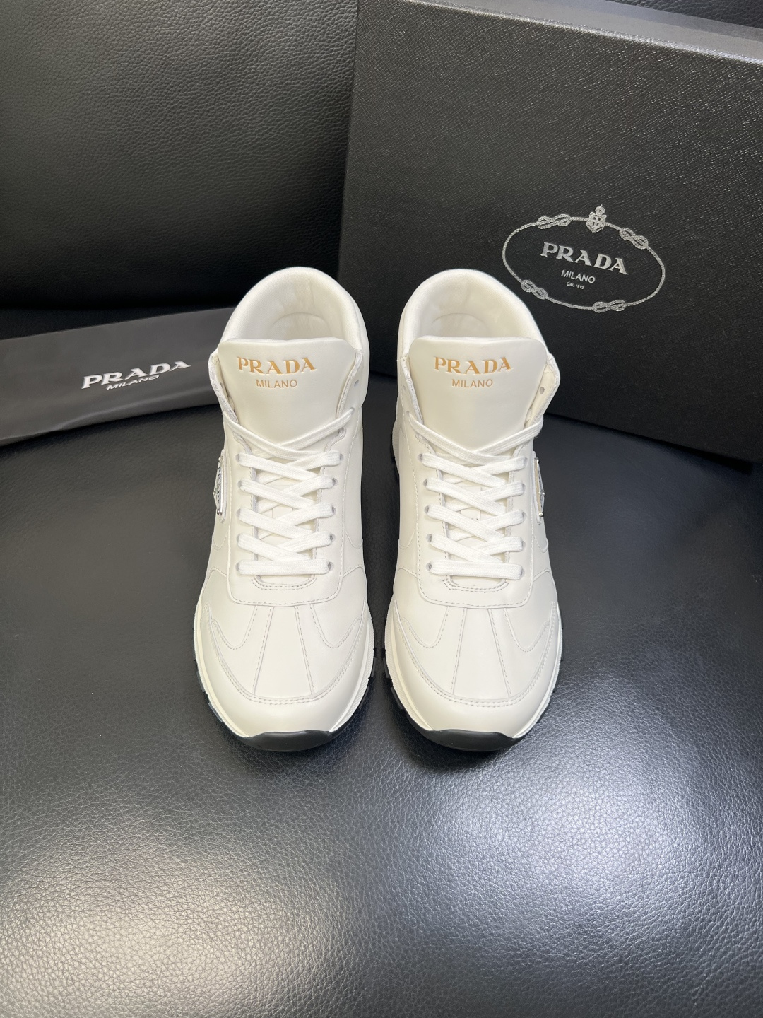 PRADA 高品质 顶级工艺品 普拉达 专柜同步 原厂配置，意大利进口原版牛皮面料，透气舒适进口水染牛里