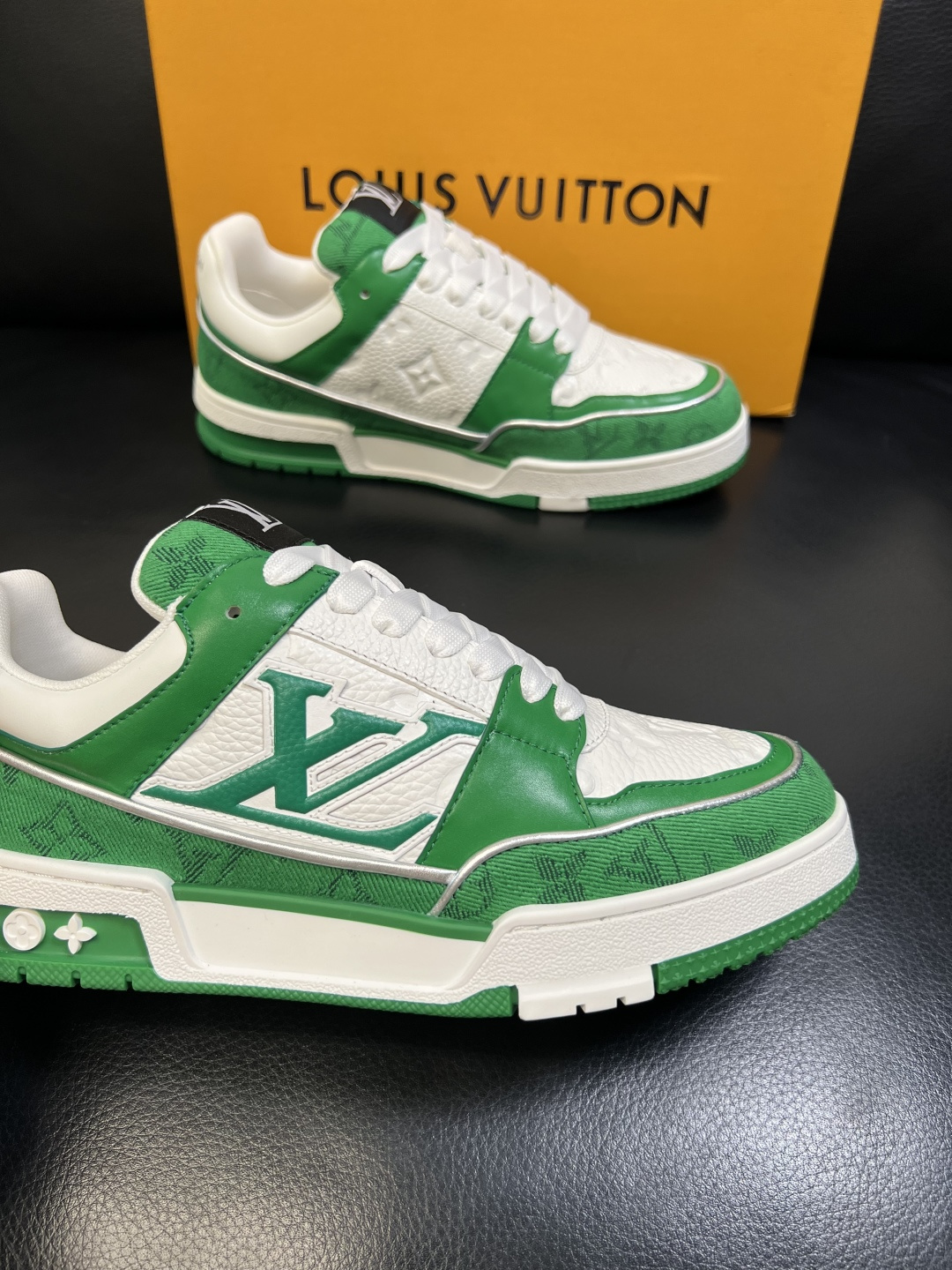 Lv 高品质 顶级工艺品 路易威登，运动板鞋专柜同步，鞋面意大利进口，高品质拼接缤纷色彩复杂工艺品，进口