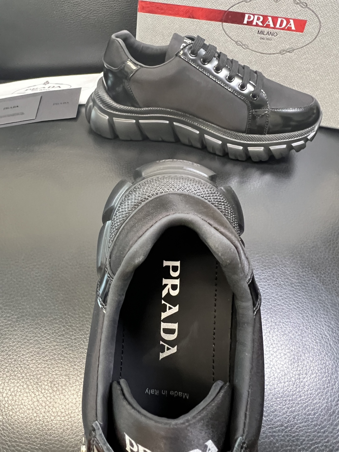 Prada 顶级工艺品，普拉达 专柜同步，原厂配置意大利进口牛皮面料，进口牛皮内里垫，透气舒适，鞋底：原