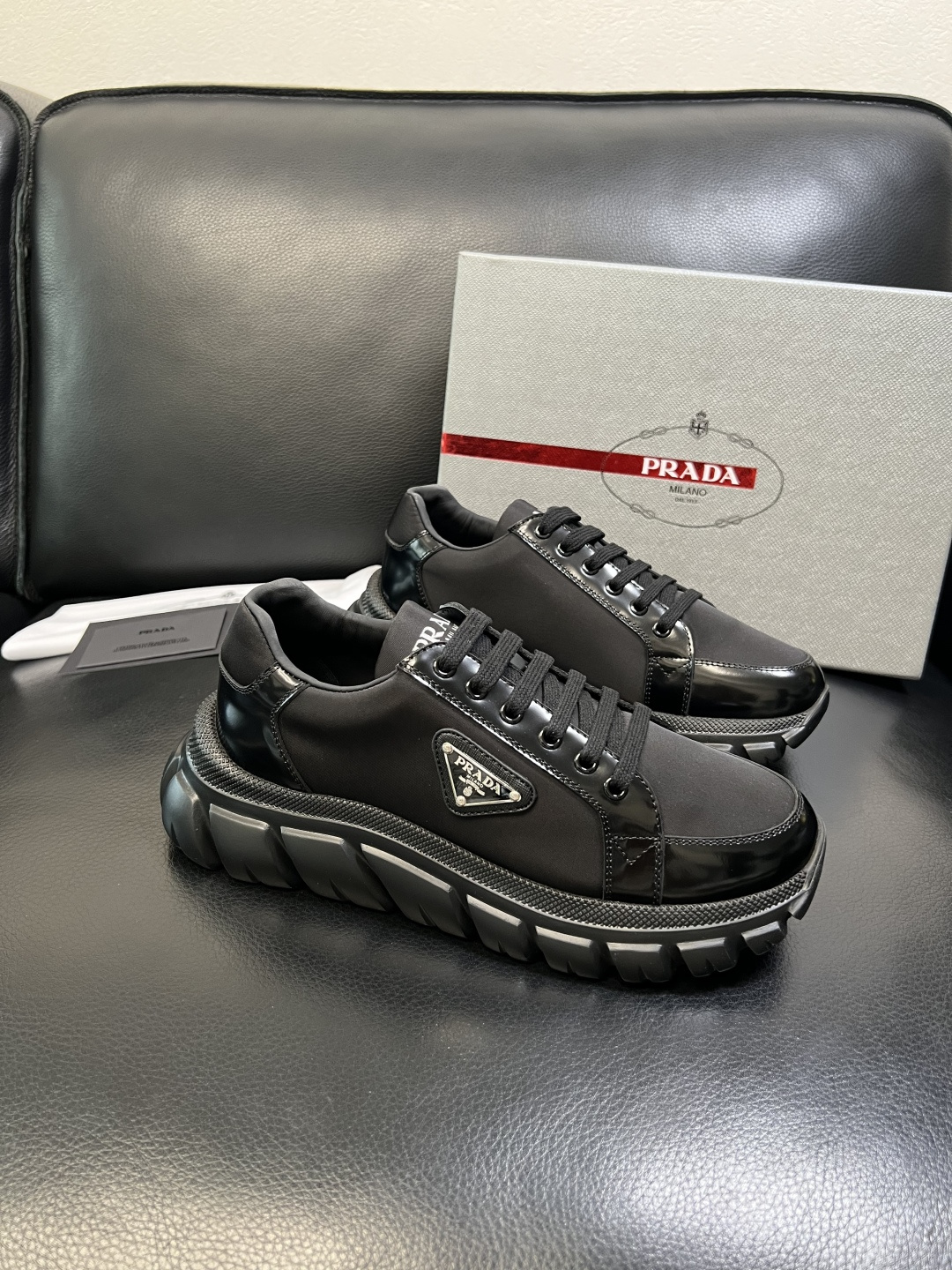 Prada 顶级工艺品，普拉达 专柜同步，原厂配置意大利进口牛皮面料，进口牛皮内里垫，透气舒适，鞋底：原