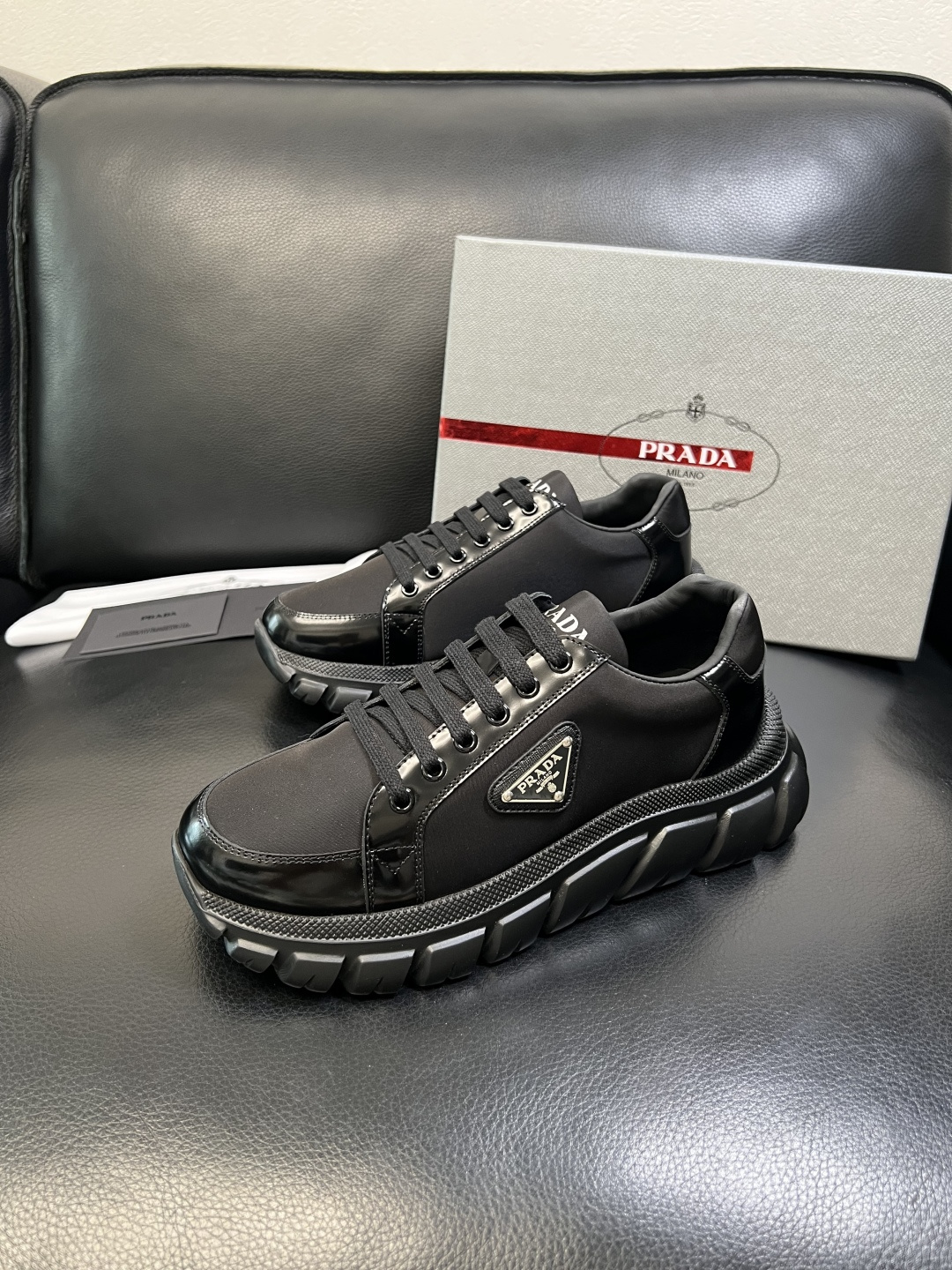 Prada 顶级工艺品，普拉达 专柜同步，原厂配置意大利进口牛皮面料，进口牛皮内里垫，透气舒适，鞋底：原