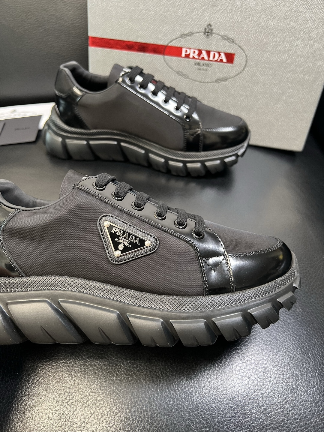 Prada 顶级工艺品，普拉达 专柜同步，原厂配置意大利进口牛皮面料，进口牛皮内里垫，透气舒适，鞋底：原