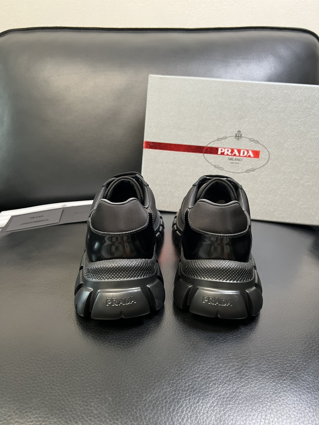 Prada 顶级工艺品，普拉达 专柜同步，原厂配置意大利进口牛皮面料，进口牛皮内里垫，透气舒适，鞋底：原