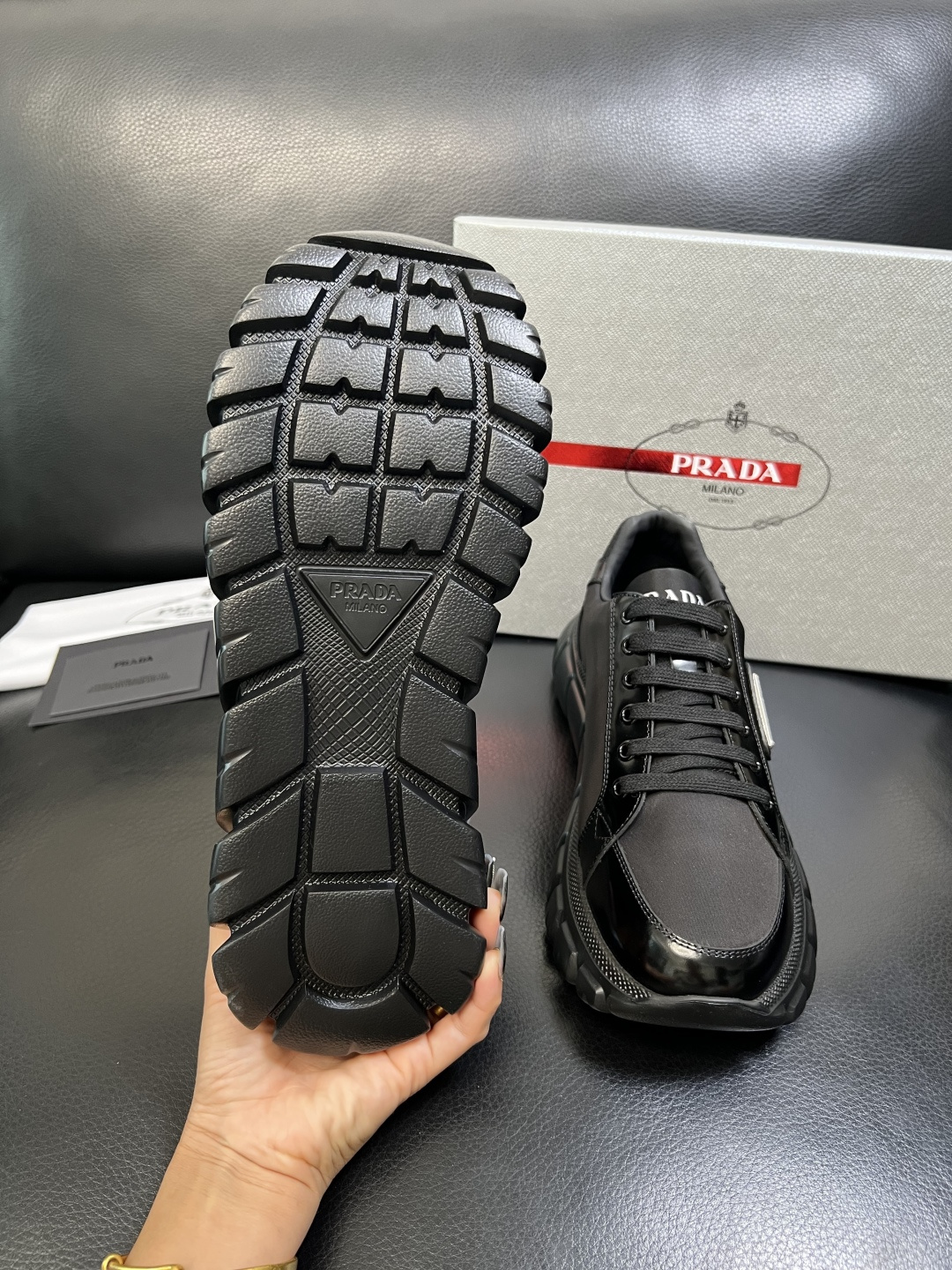 Prada 顶级工艺品，普拉达 专柜同步，原厂配置意大利进口牛皮面料，进口牛皮内里垫，透气舒适，鞋底：原