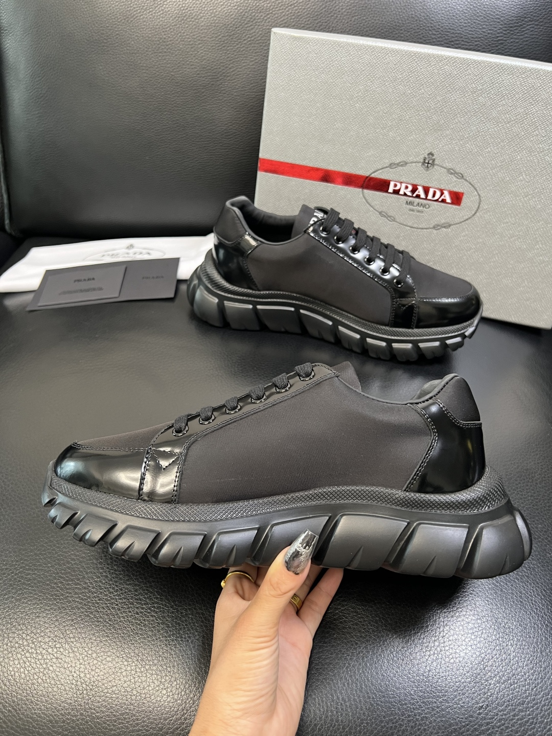 Prada 顶级工艺品，普拉达 专柜同步，原厂配置意大利进口牛皮面料，进口牛皮内里垫，透气舒适，鞋底：原