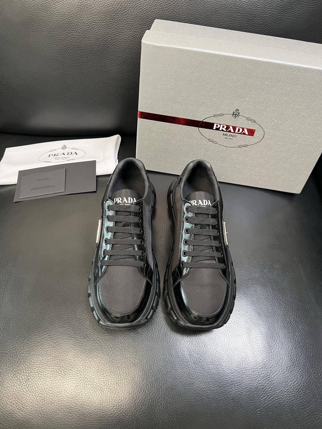 Prada 顶级工艺品，普拉达 专柜同步，原厂配置意大利进口牛皮面料，进口牛皮内里垫，透气舒适，鞋底：原