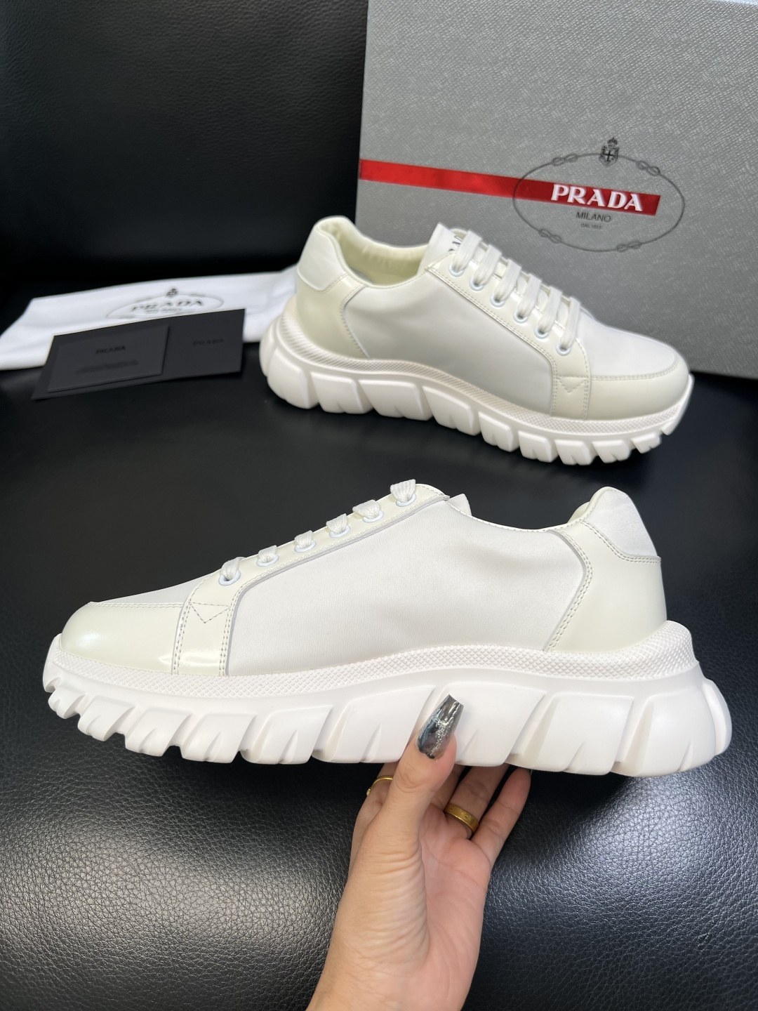 Prada 顶级工艺品，普拉达 专柜同步，原厂配置意大利进口牛皮面料，进口牛皮内里垫，透气舒适，鞋底：原