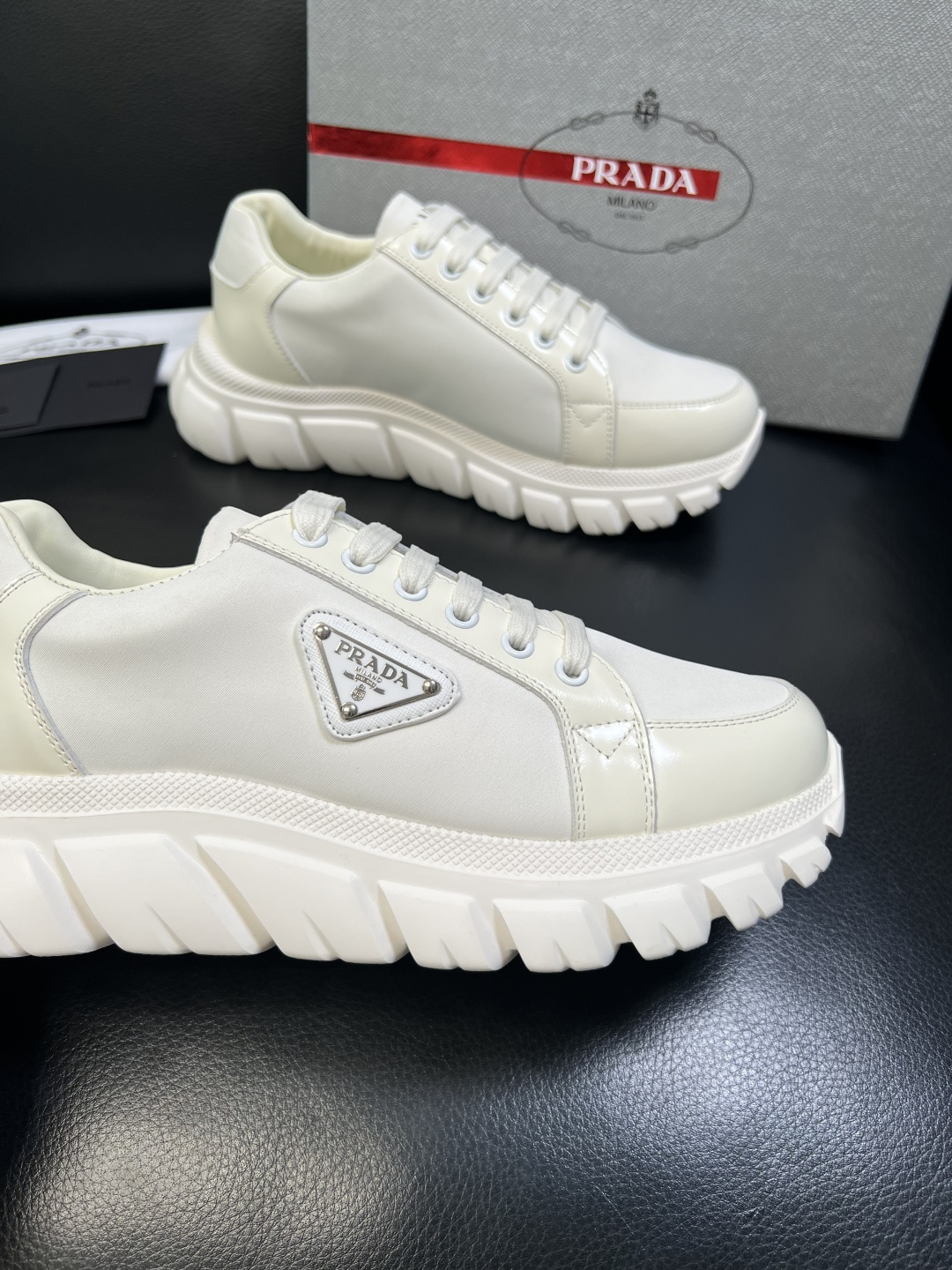 Prada 顶级工艺品，普拉达 专柜同步，原厂配置意大利进口牛皮面料，进口牛皮内里垫，透气舒适，鞋底：原