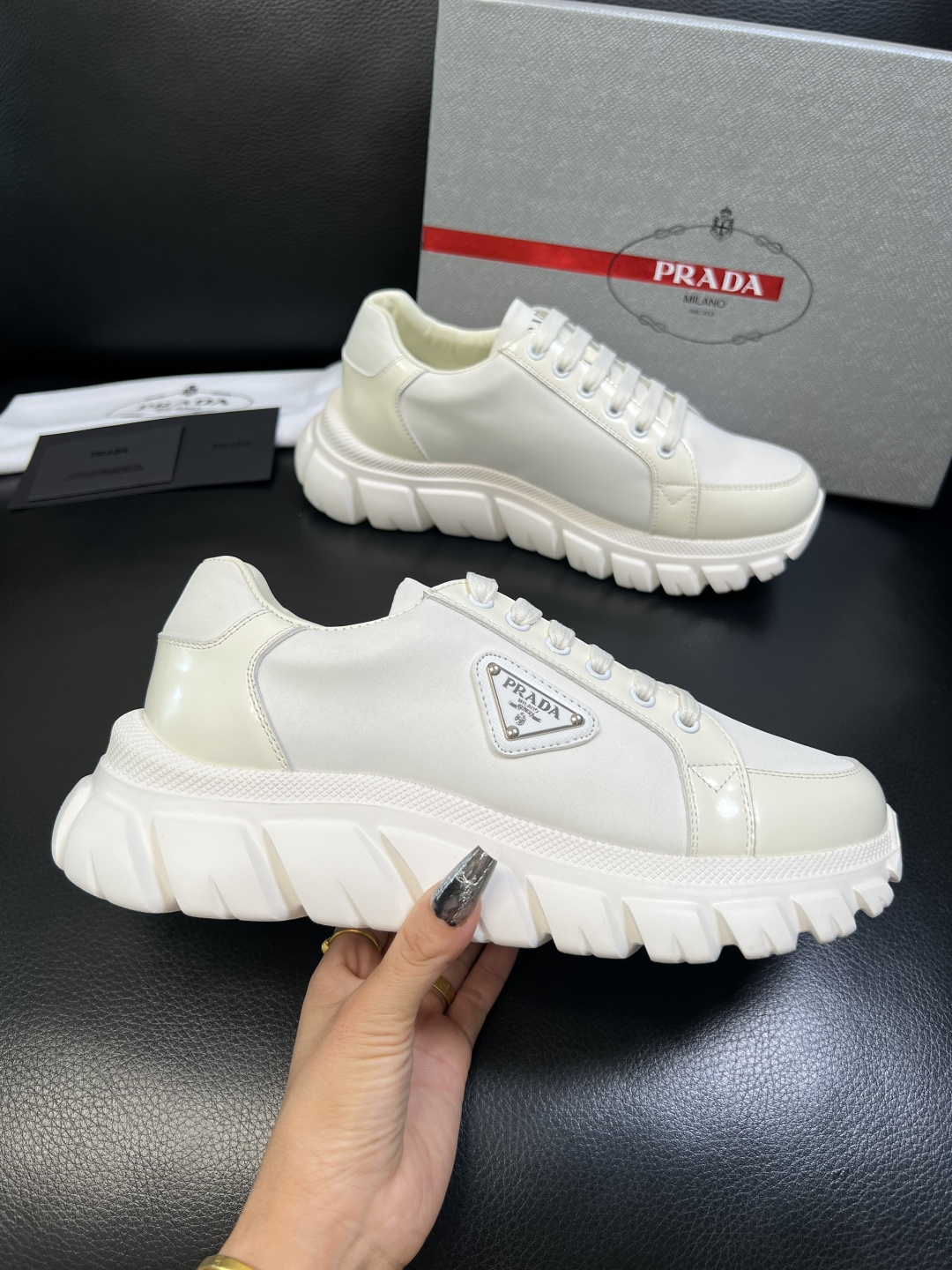 Prada 顶级工艺品，普拉达 专柜同步，原厂配置意大利进口牛皮面料，进口牛皮内里垫，透气舒适，鞋底：原