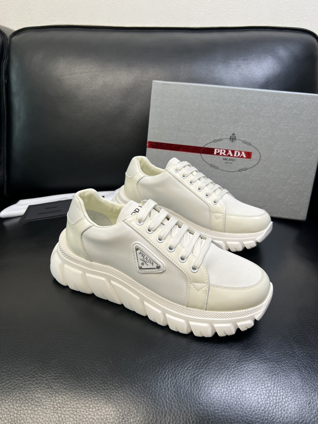 Prada 顶级工艺品，普拉达 专柜同步，原厂配置意大利进口牛皮面料，进口牛皮内里垫，透气舒适，鞋底：原