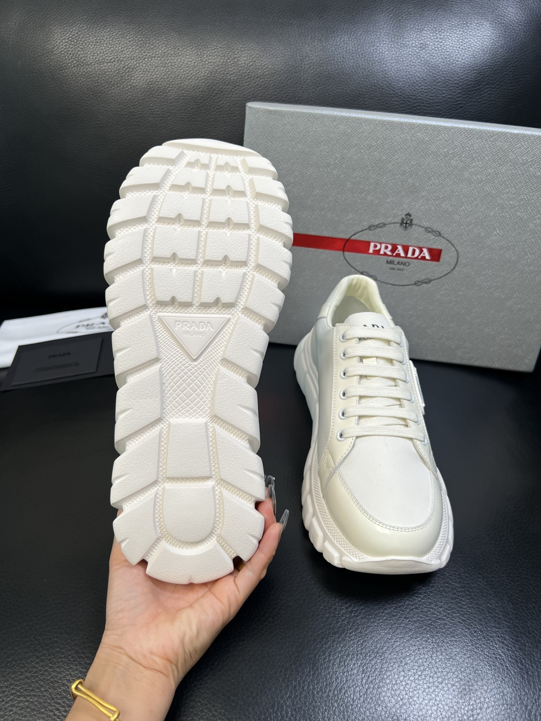 Prada 顶级工艺品，普拉达 专柜同步，原厂配置意大利进口牛皮面料，进口牛皮内里垫，透气舒适，鞋底：原