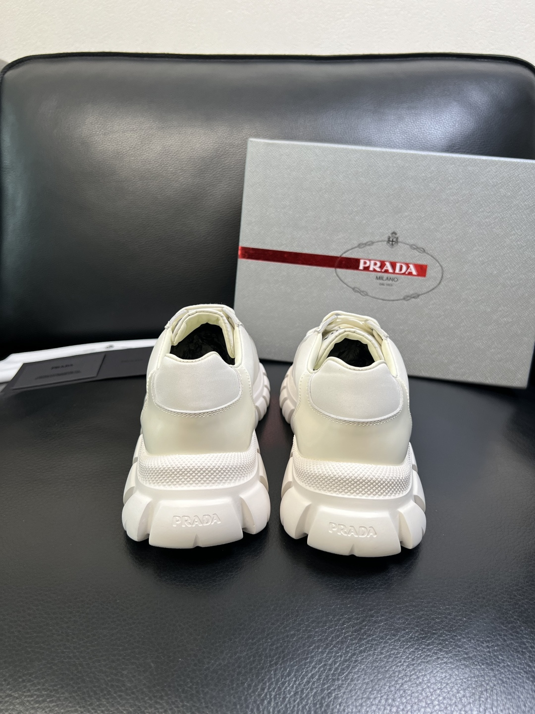 Prada 顶级工艺品，普拉达 专柜同步，原厂配置意大利进口牛皮面料，进口牛皮内里垫，透气舒适，鞋底：原