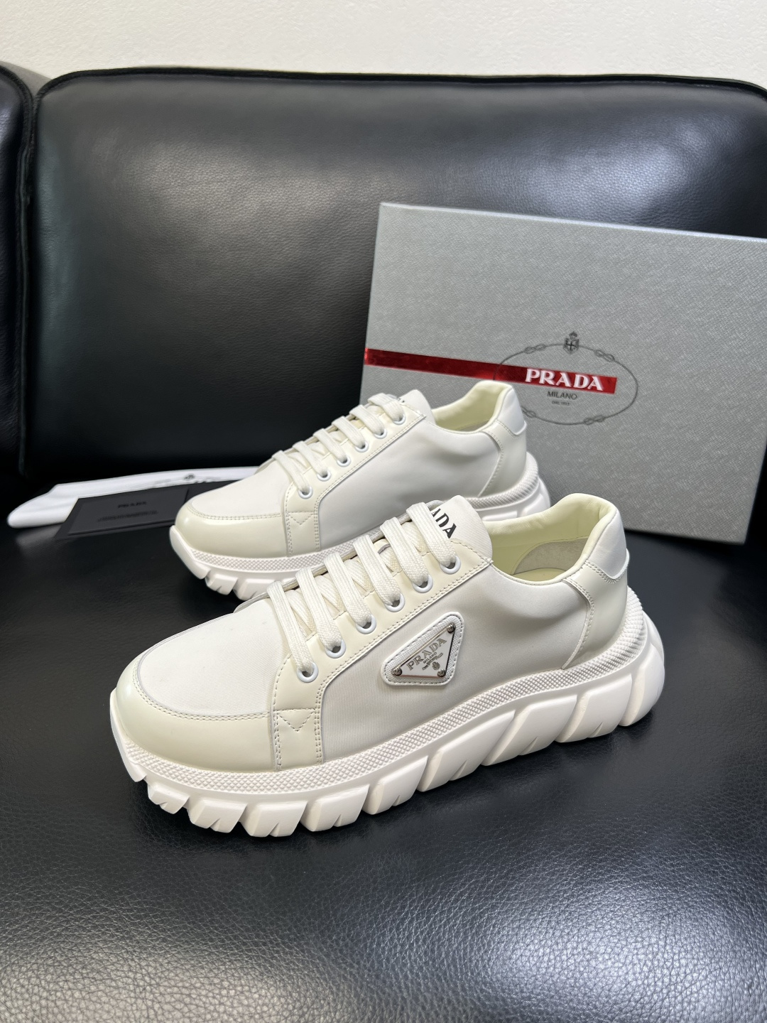 Prada 顶级工艺品，普拉达 专柜同步，原厂配置意大利进口牛皮面料，进口牛皮内里垫，透气舒适，鞋底：原