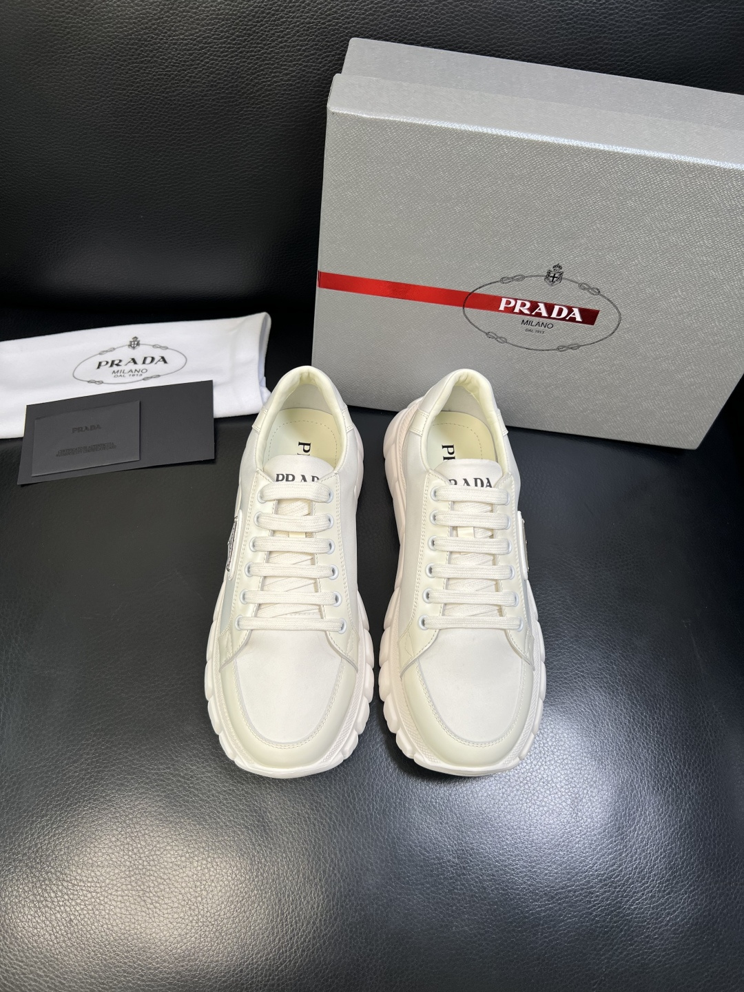 Prada 顶级工艺品，普拉达 专柜同步，原厂配置意大利进口牛皮面料，进口牛皮内里垫，透气舒适，鞋底：原