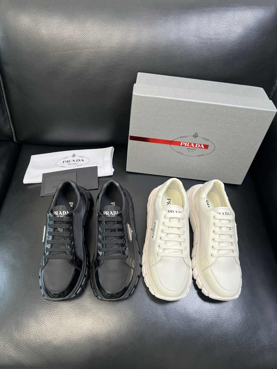 Prada 顶级工艺品，普拉达 专柜同步，原厂配置意大利进口牛皮面料，进口牛皮内里垫，透气舒适，鞋底：原