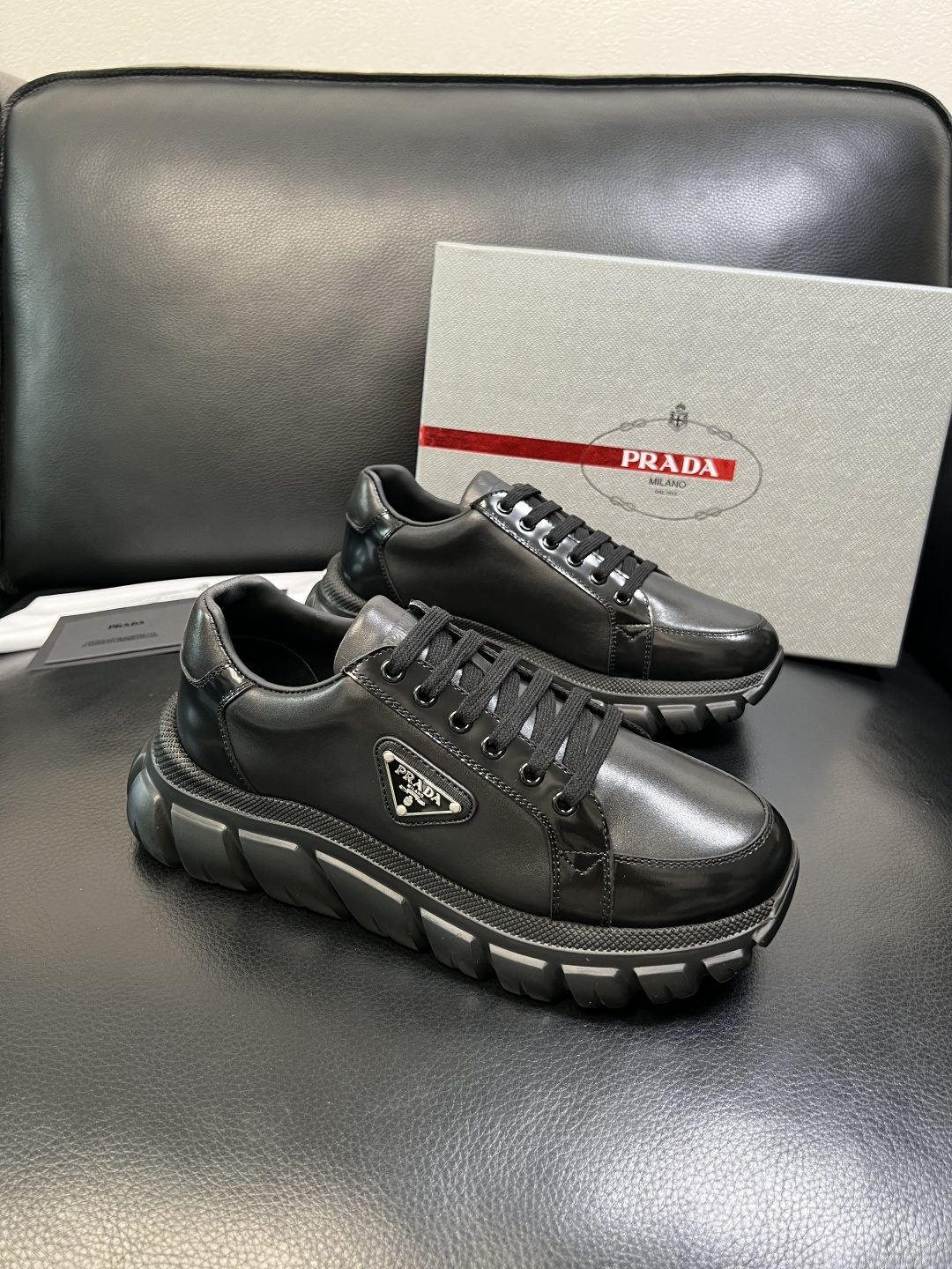 Prada 顶级工艺品，普拉达 专柜同步，原厂配置意大利进口牛皮面料，进口牛皮内里垫，透气舒适，鞋底：原