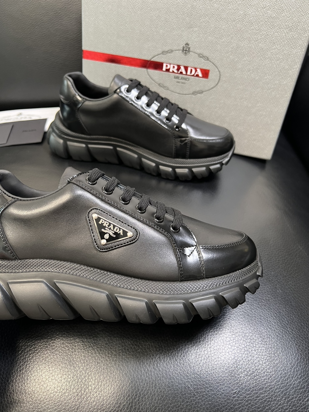 Prada 顶级工艺品，普拉达 专柜同步，原厂配置意大利进口牛皮面料，进口牛皮内里垫，透气舒适，鞋底：原