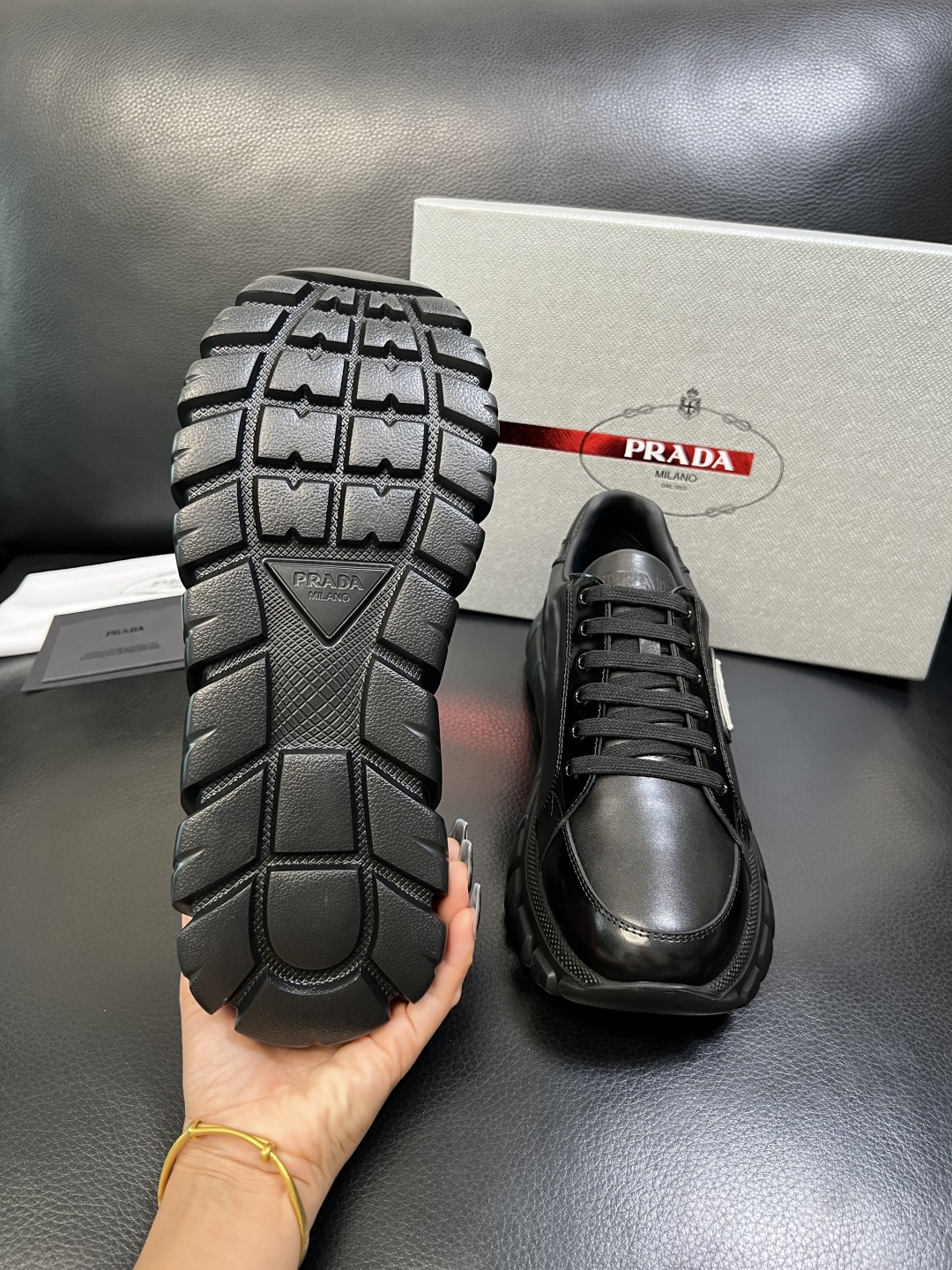 Prada 顶级工艺品，普拉达 专柜同步，原厂配置意大利进口牛皮面料，进口牛皮内里垫，透气舒适，鞋底：原