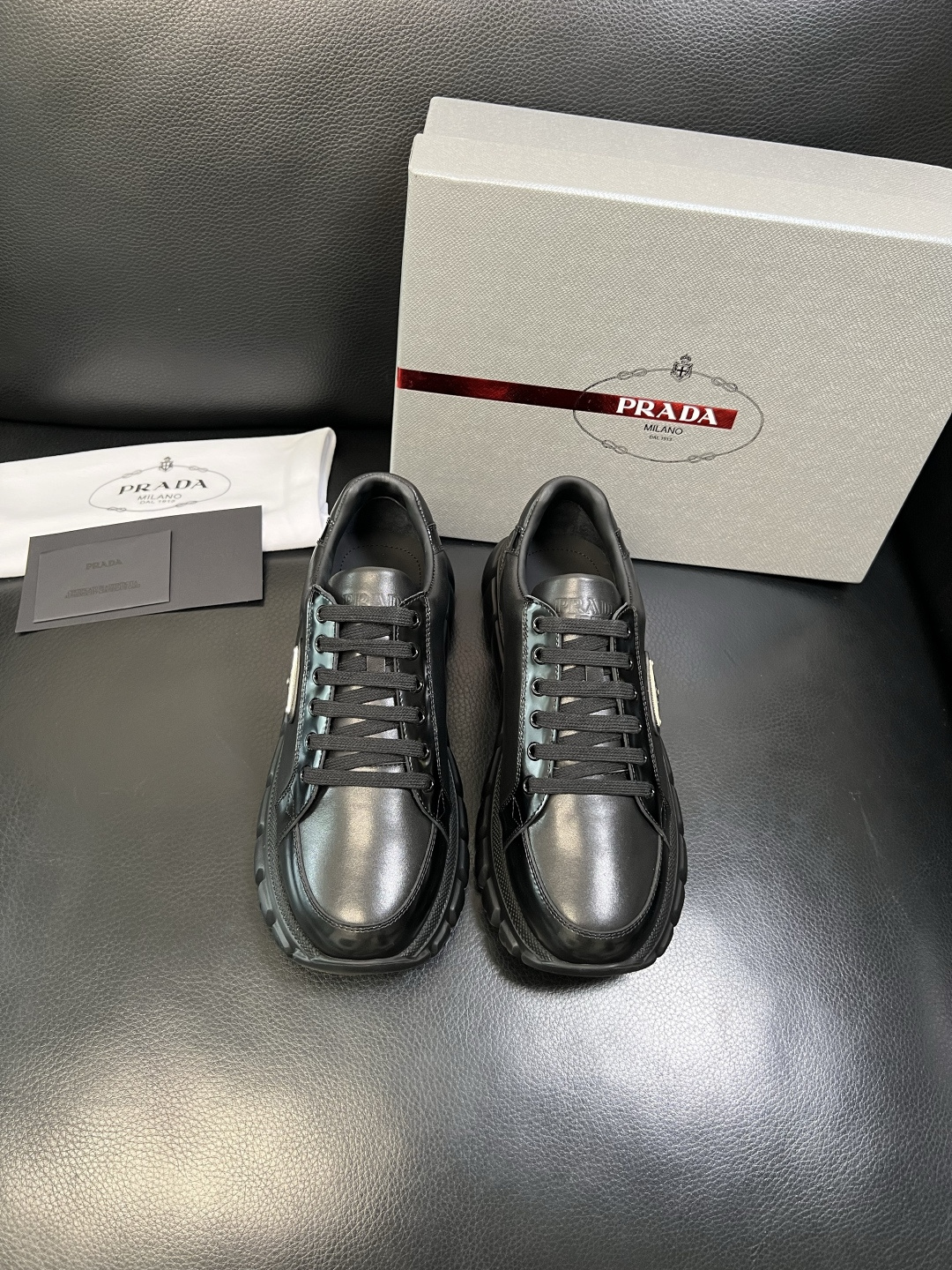 Prada 顶级工艺品，普拉达 专柜同步，原厂配置意大利进口牛皮面料，进口牛皮内里垫，透气舒适，鞋底：原