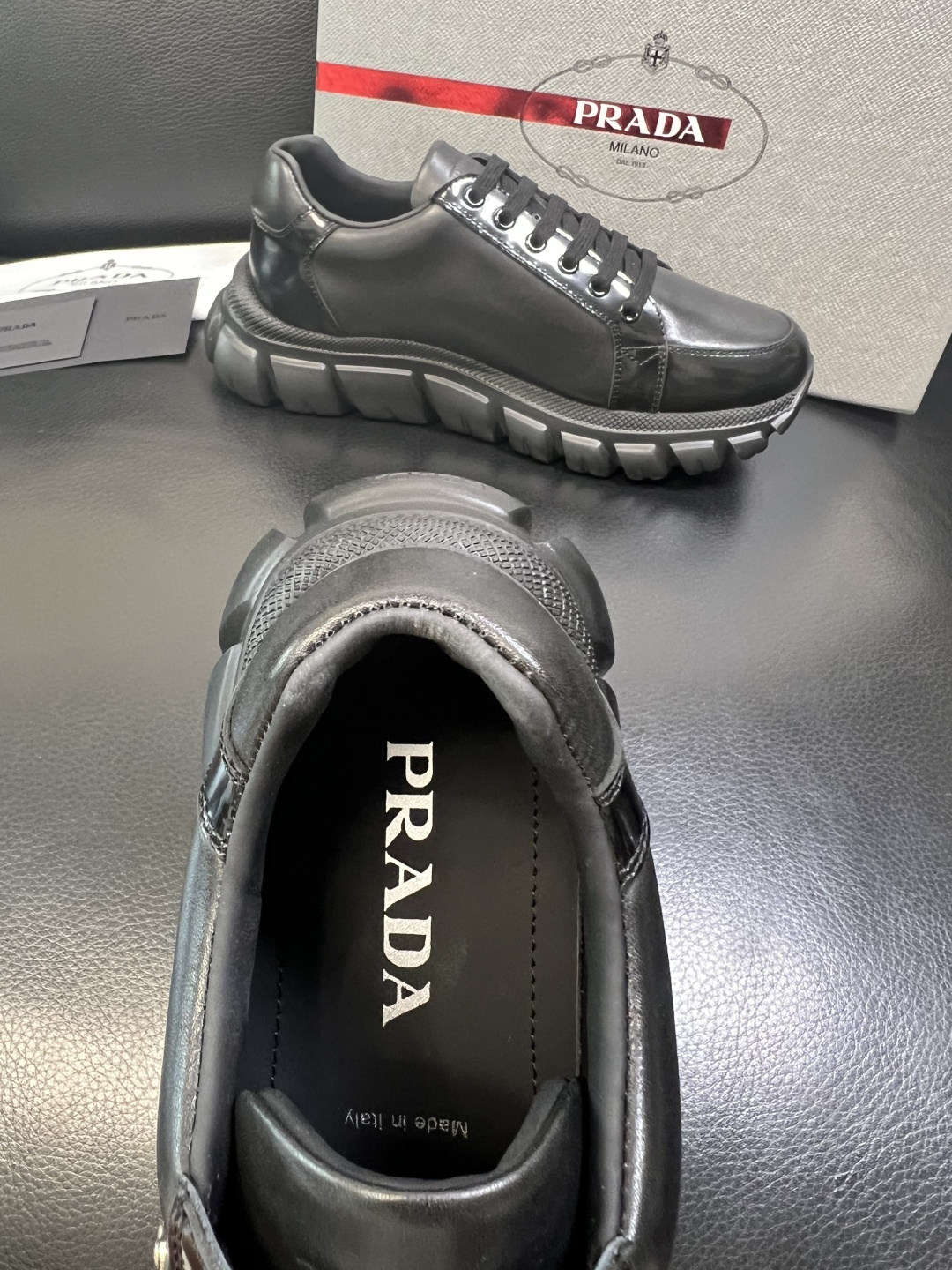 Prada 顶级工艺品，普拉达 专柜同步，原厂配置意大利进口牛皮面料，进口牛皮内里垫，透气舒适，鞋底：原