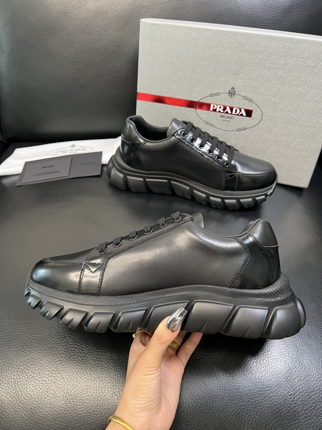 Prada 顶级工艺品，普拉达 专柜同步，原厂配置意大利进口牛皮面料，进口牛皮内里垫，透气舒适，鞋底：原