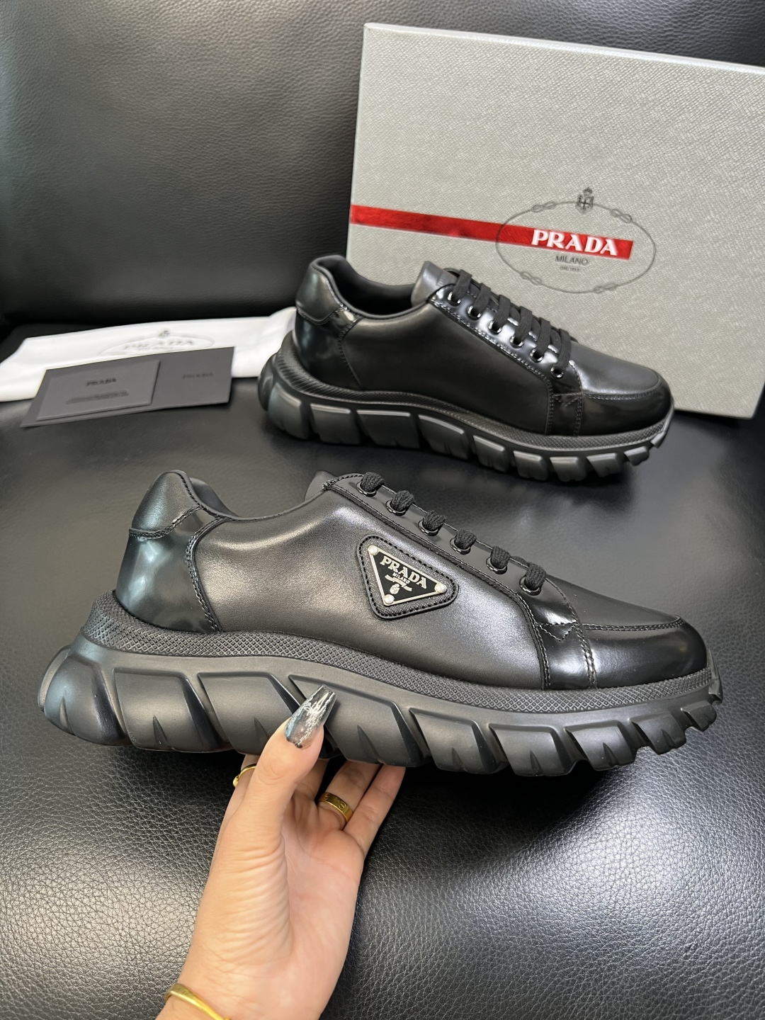 Prada 顶级工艺品，普拉达 专柜同步，原厂配置意大利进口牛皮面料，进口牛皮内里垫，透气舒适，鞋底：原