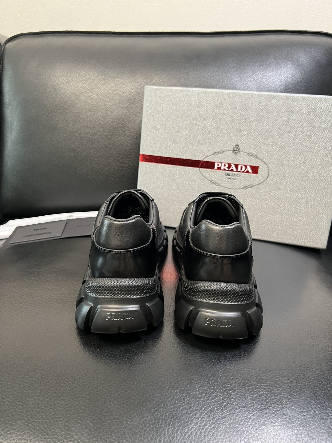 Prada 顶级工艺品，普拉达 专柜同步，原厂配置意大利进口牛皮面料，进口牛皮内里垫，透气舒适，鞋底：原