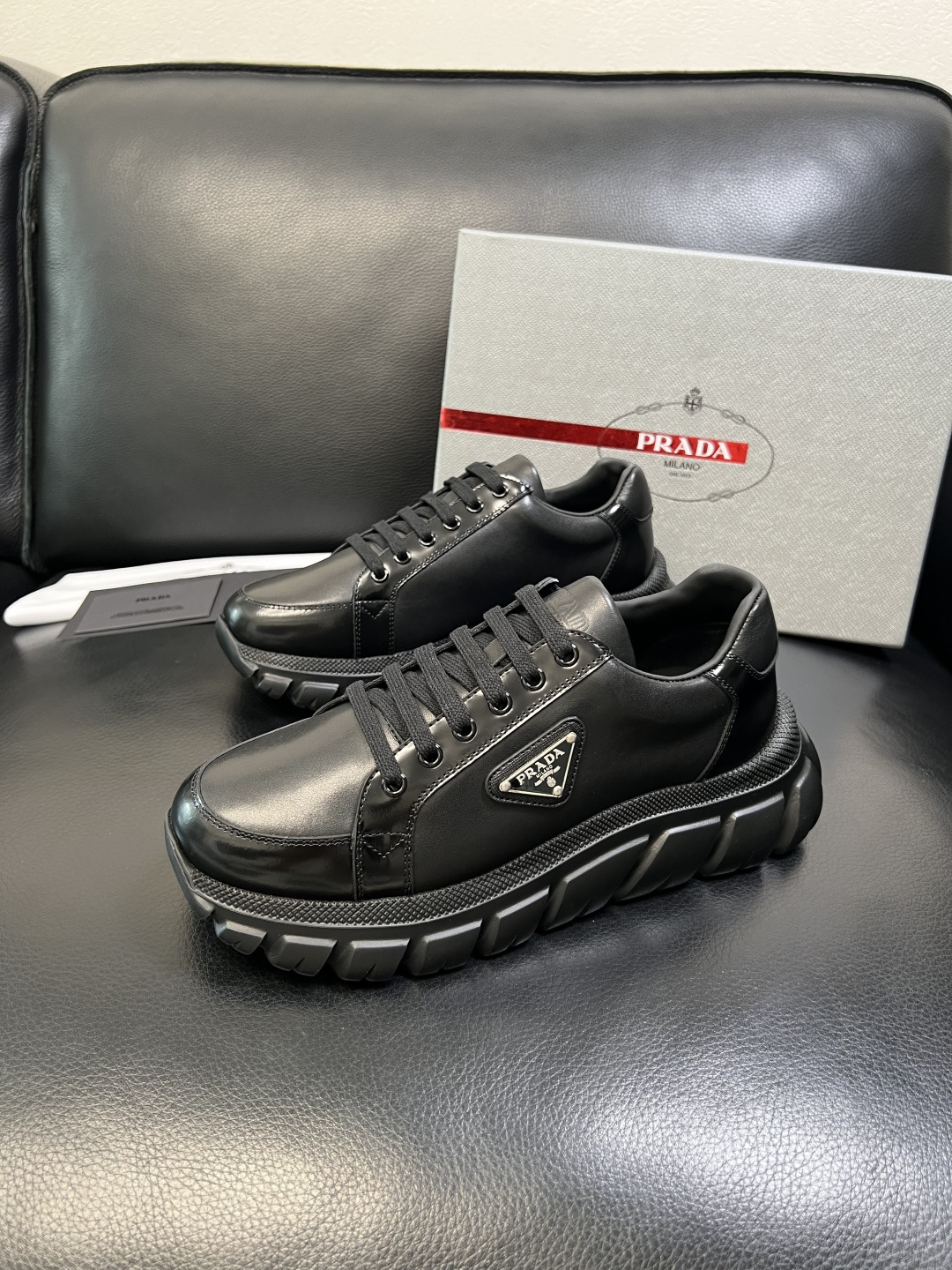 Prada 顶级工艺品，普拉达 专柜同步，原厂配置意大利进口牛皮面料，进口牛皮内里垫，透气舒适，鞋底：原