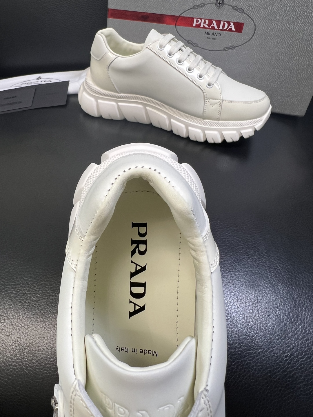 Prada 顶级工艺品，普拉达 专柜同步，原厂配置意大利进口牛皮面料，进口牛皮内里垫，透气舒适，鞋底：原