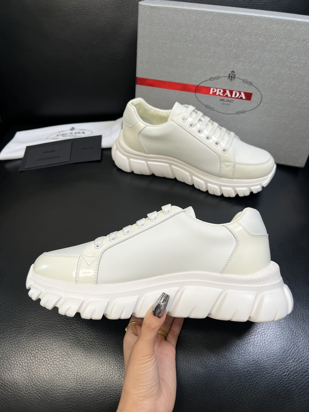 Prada 顶级工艺品，普拉达 专柜同步，原厂配置意大利进口牛皮面料，进口牛皮内里垫，透气舒适，鞋底：原