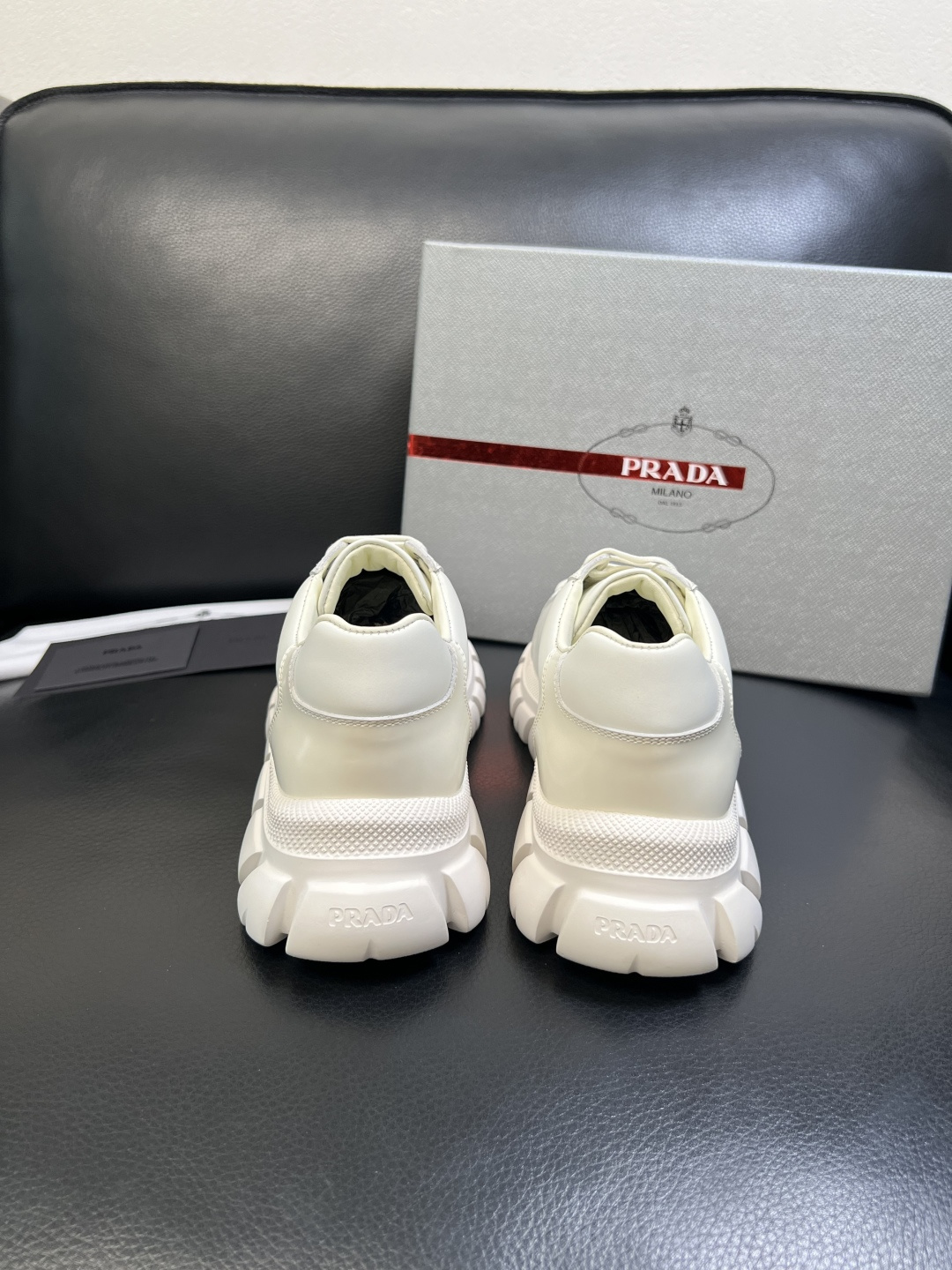 Prada 顶级工艺品，普拉达 专柜同步，原厂配置意大利进口牛皮面料，进口牛皮内里垫，透气舒适，鞋底：原