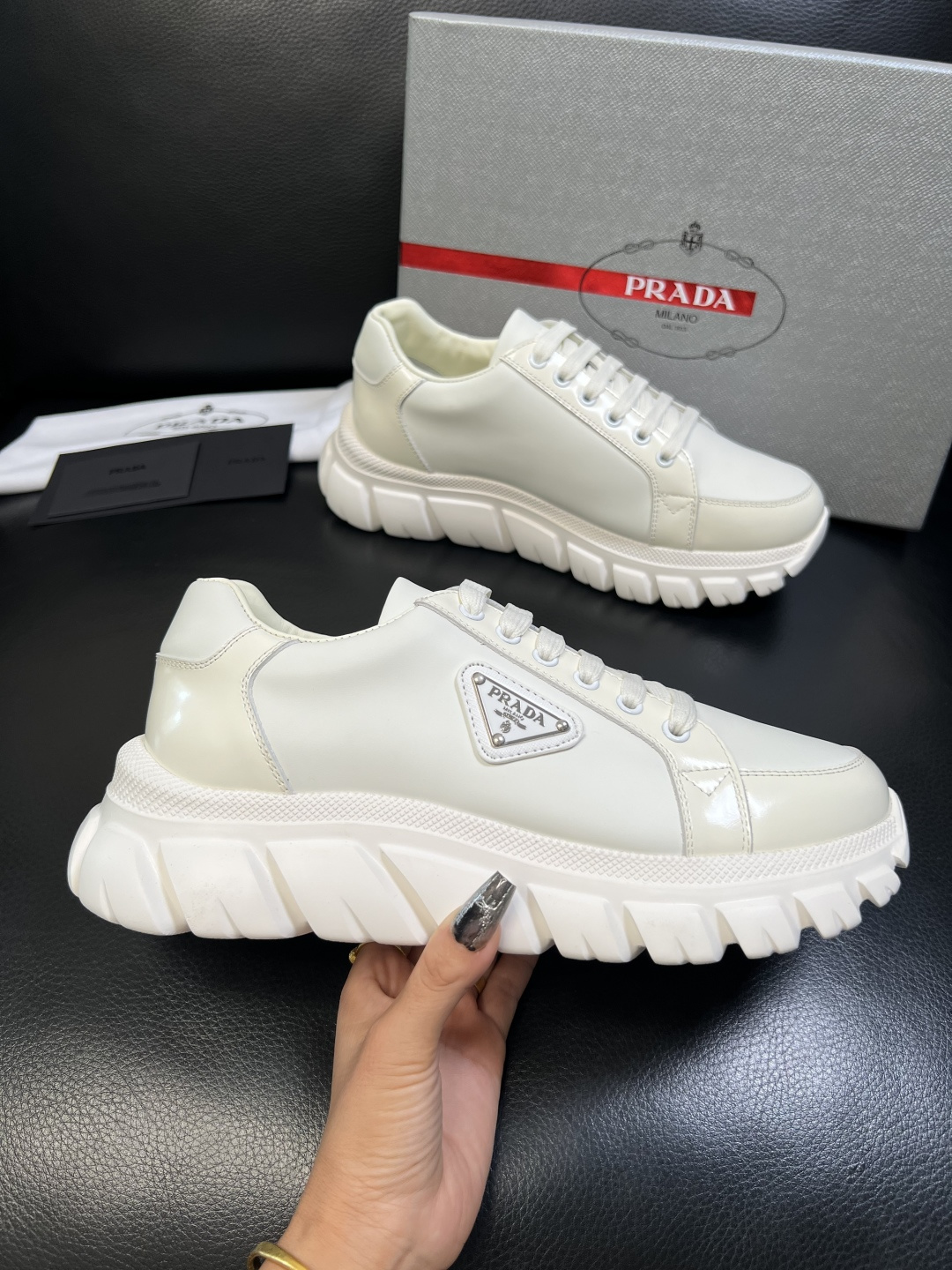 Prada 顶级工艺品，普拉达 专柜同步，原厂配置意大利进口牛皮面料，进口牛皮内里垫，透气舒适，鞋底：原