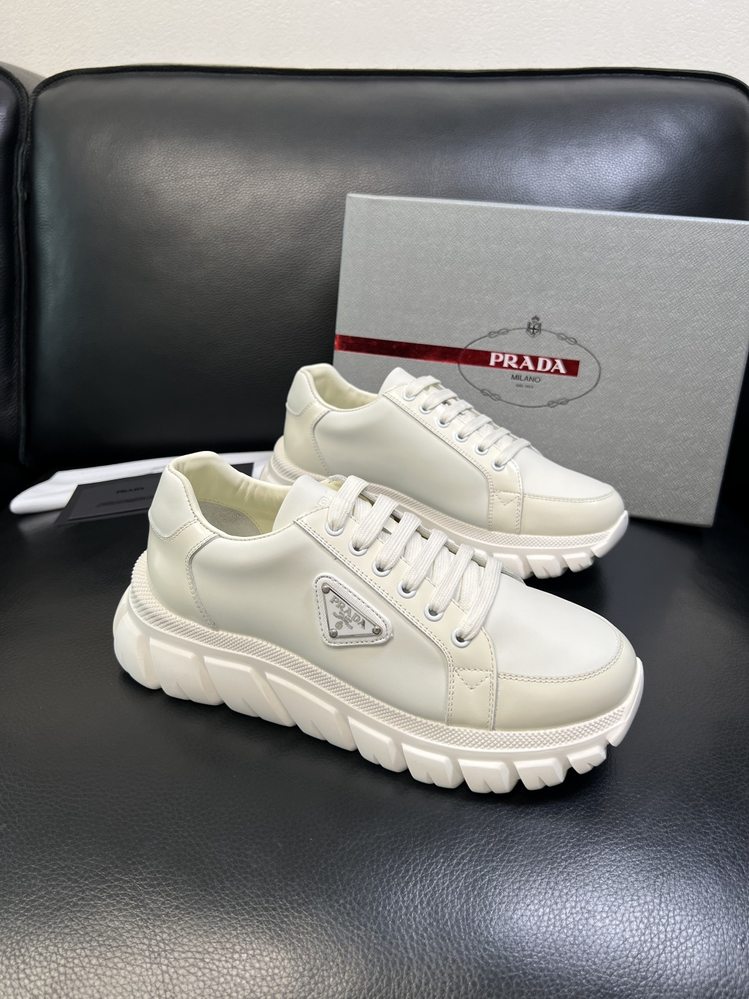 Prada 顶级工艺品，普拉达 专柜同步，原厂配置意大利进口牛皮面料，进口牛皮内里垫，透气舒适，鞋底：原