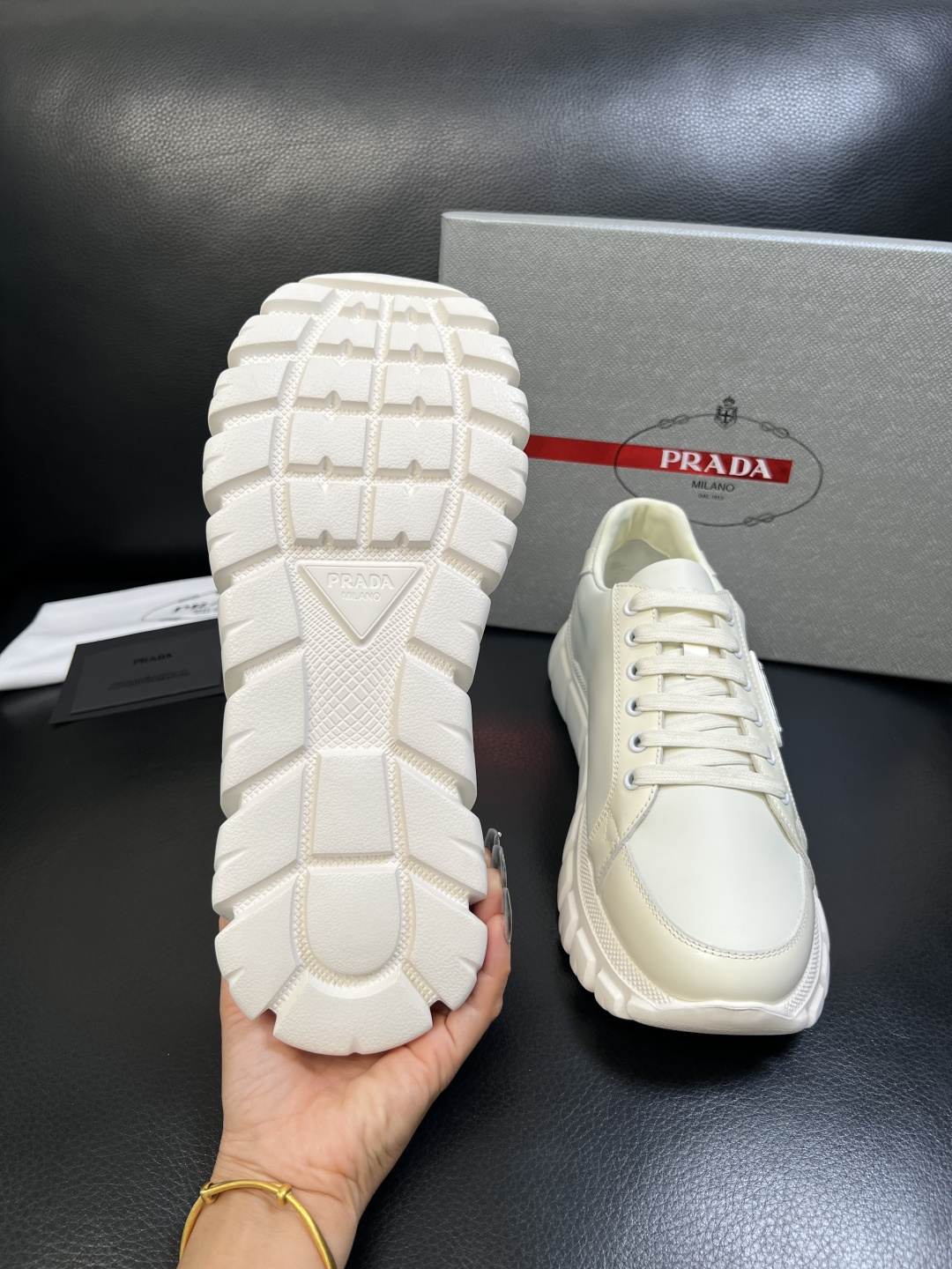 Prada 顶级工艺品，普拉达 专柜同步，原厂配置意大利进口牛皮面料，进口牛皮内里垫，透气舒适，鞋底：原