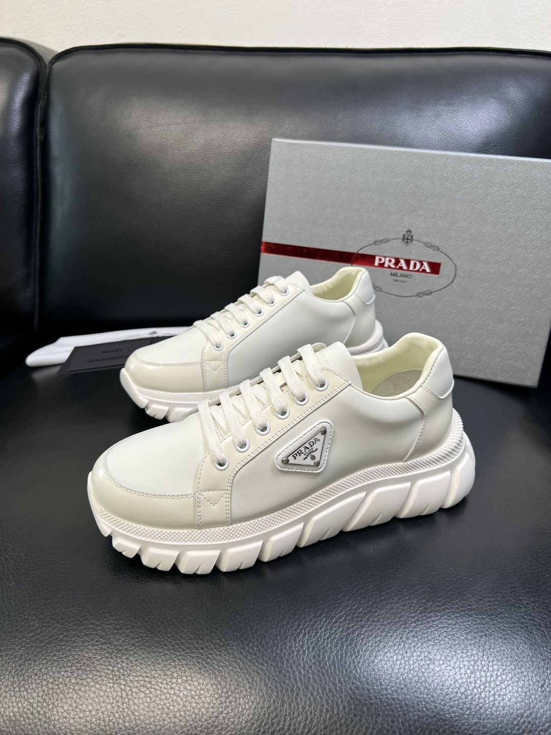 Prada 顶级工艺品，普拉达 专柜同步，原厂配置意大利进口牛皮面料，进口牛皮内里垫，透气舒适，鞋底：原