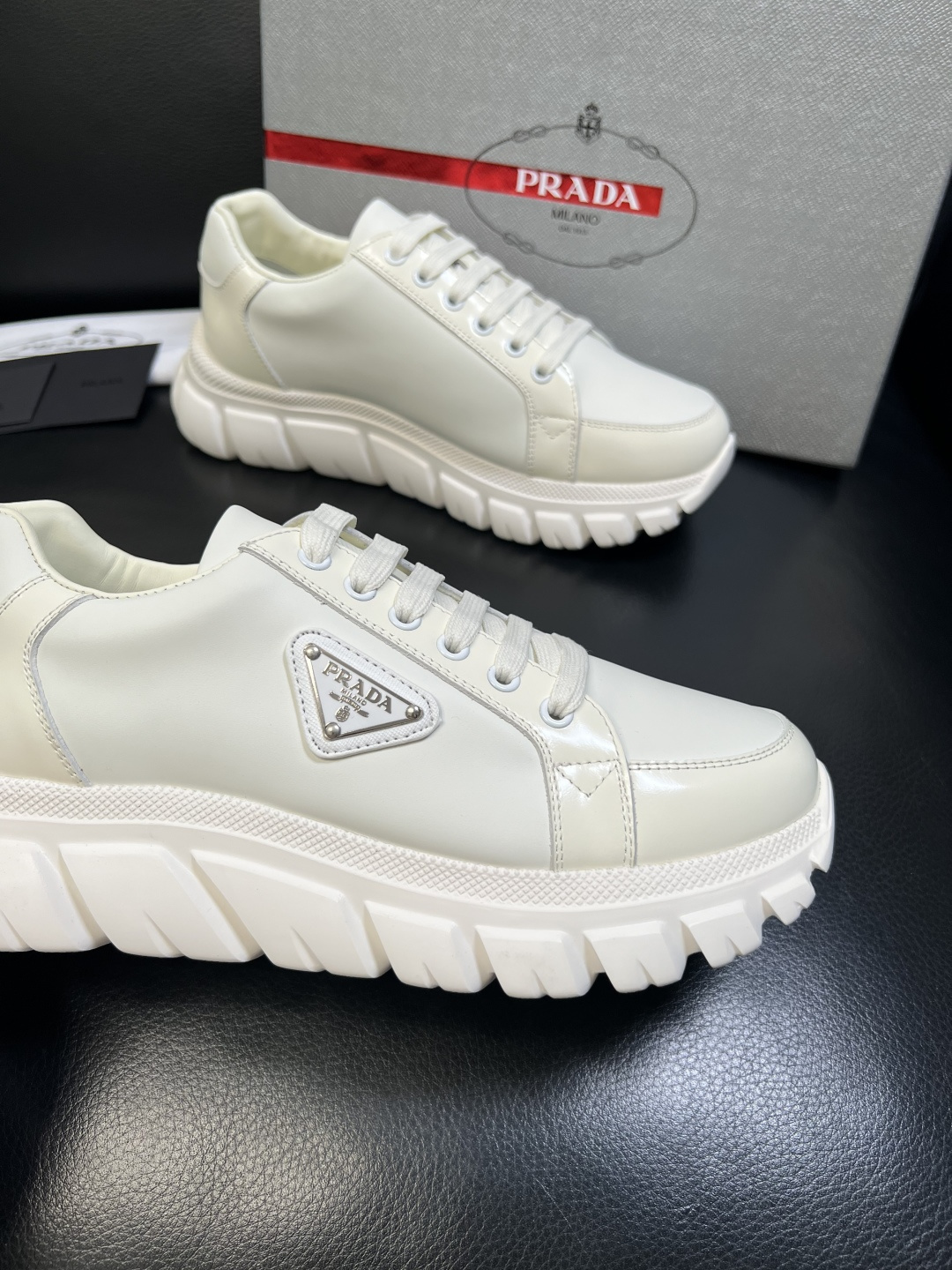 Prada 顶级工艺品，普拉达 专柜同步，原厂配置意大利进口牛皮面料，进口牛皮内里垫，透气舒适，鞋底：原